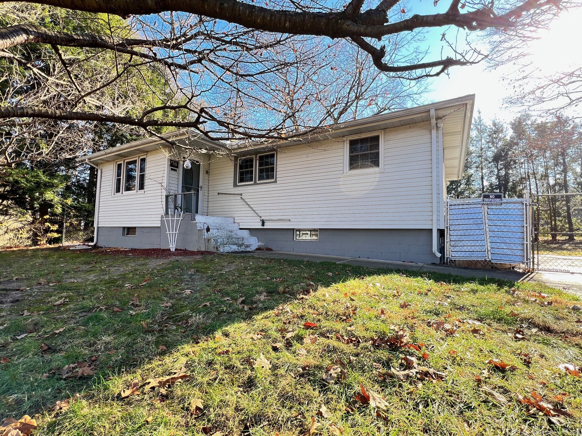 16 Phelan Street, Plainville, Connecticut - 3 Bedrooms  
1 Bathrooms  
5 Rooms - 