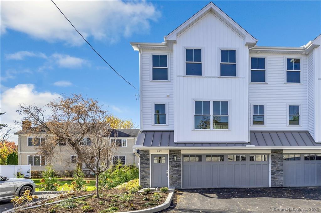 Oldfield Road, Fairfield, Connecticut - 3 Bedrooms  
3 Bathrooms  
7 Rooms - 