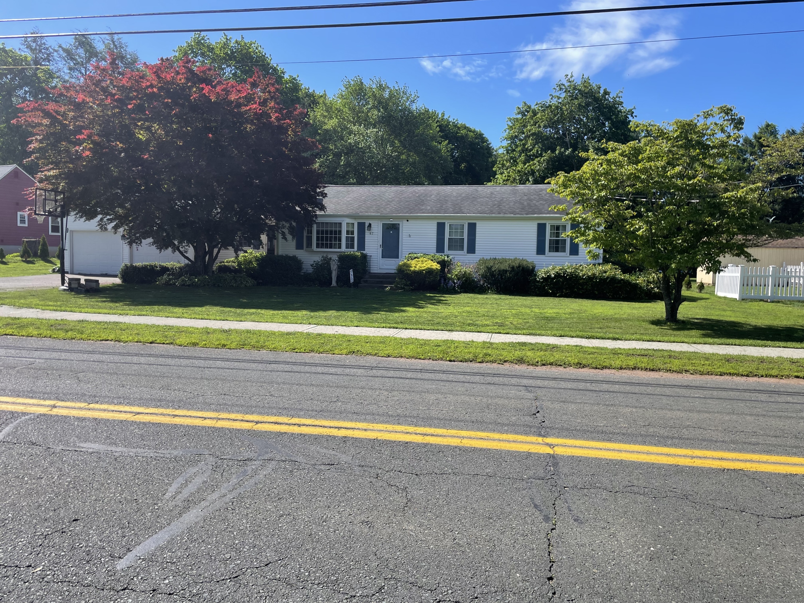 Geer Street, Cromwell, Connecticut - 3 Bedrooms  
2 Bathrooms  
6 Rooms - 