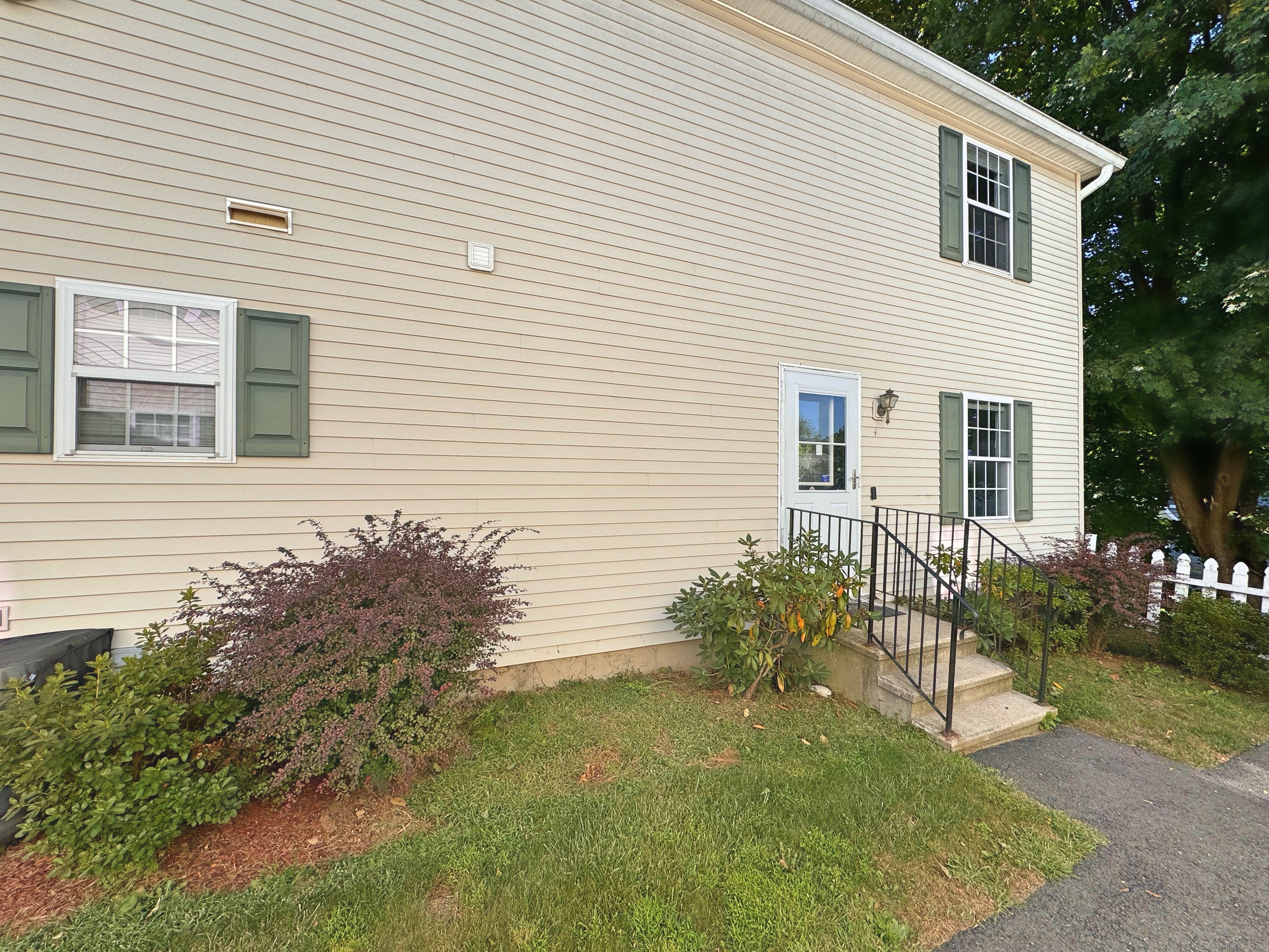 Photo 6 of 24 of 138 West Cedar Street APT 4 townhome