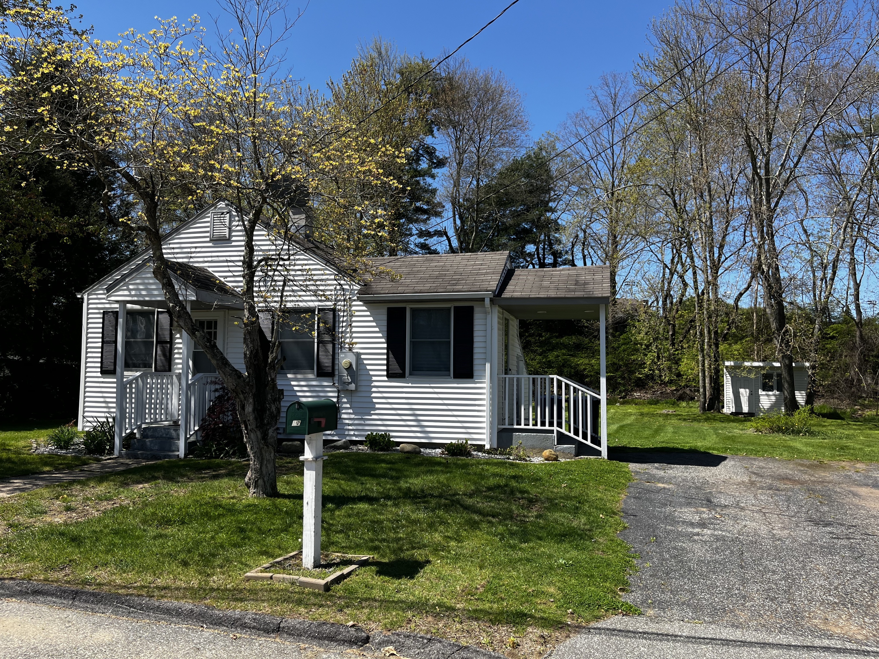 12 W End Street, Stafford, Connecticut - 2 Bedrooms  
1 Bathrooms  
4 Rooms - 