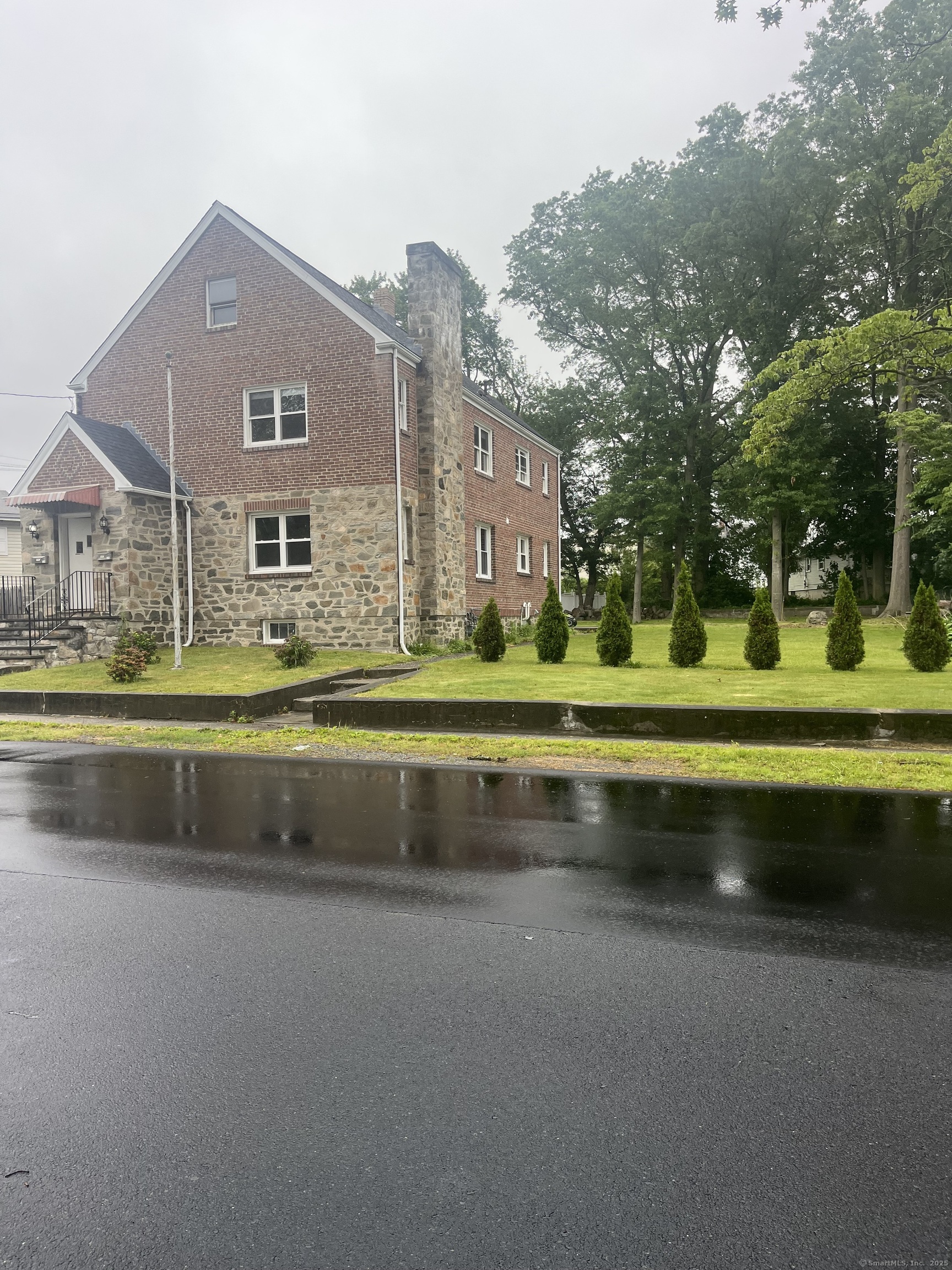 Franklin Avenue 1, Stratford, Connecticut - 2 Bedrooms  
1 Bathrooms  
5 Rooms - 