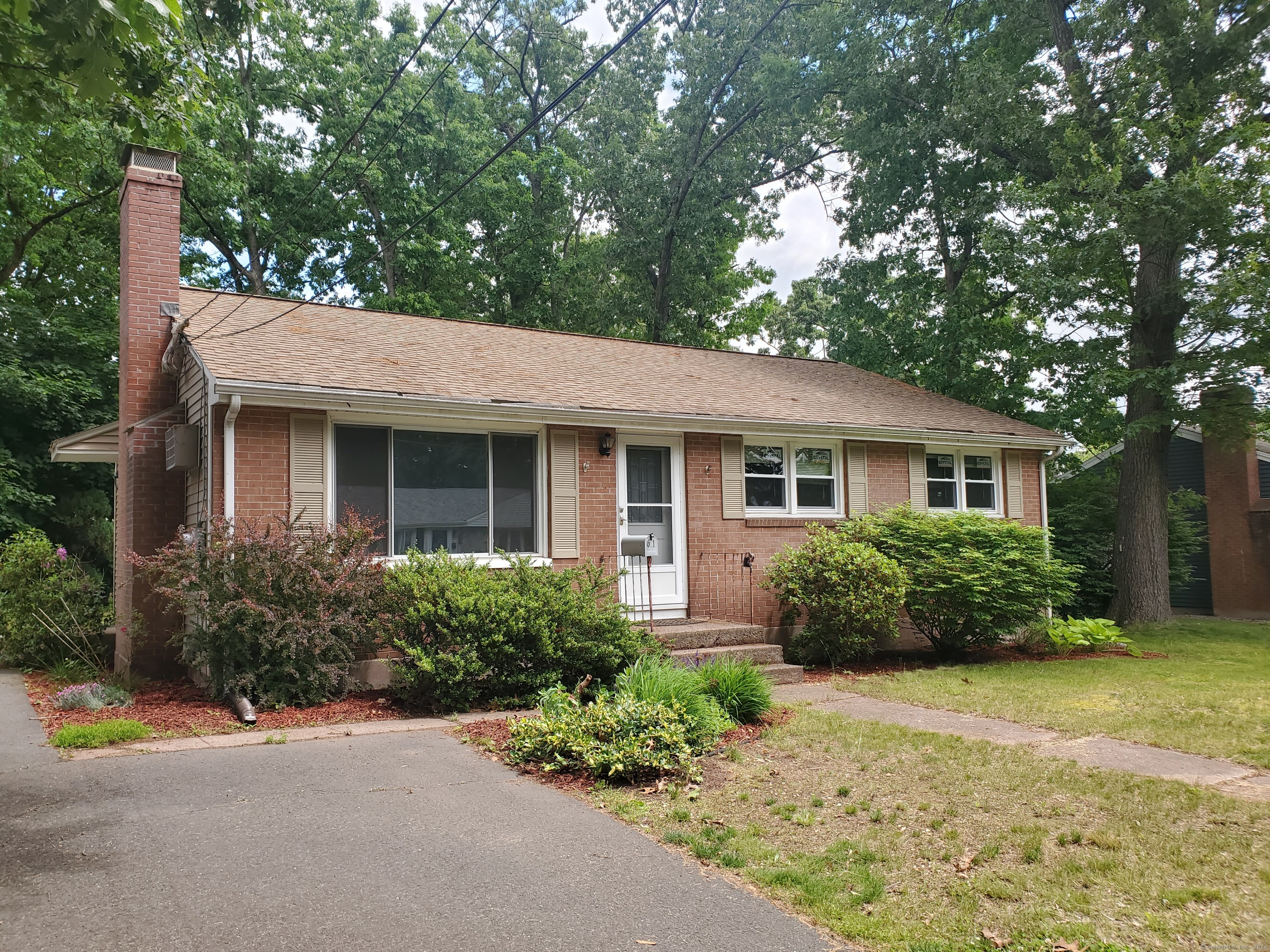 Rental Property at 61 Grant Road, Manchester, Connecticut - Bedrooms: 3 
Bathrooms: 1 
Rooms: 5  - $1,900 MO.