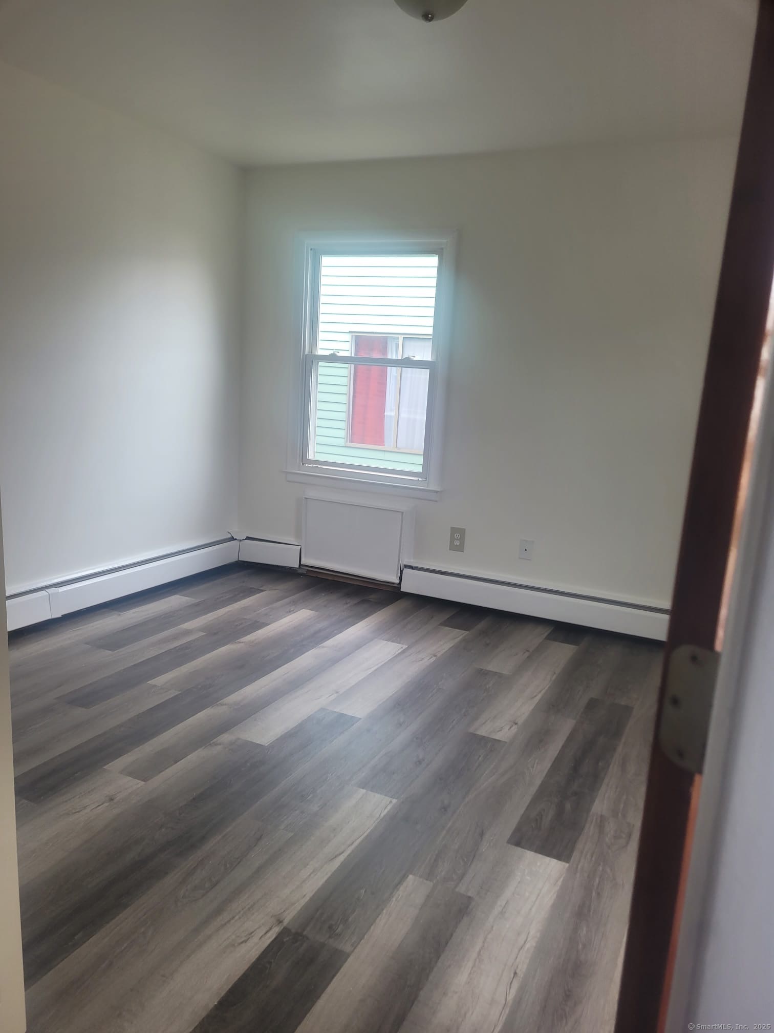 Birdseye Street B9, Bridgeport, Connecticut - 1 Bedrooms  
1 Bathrooms  
2 Rooms - 