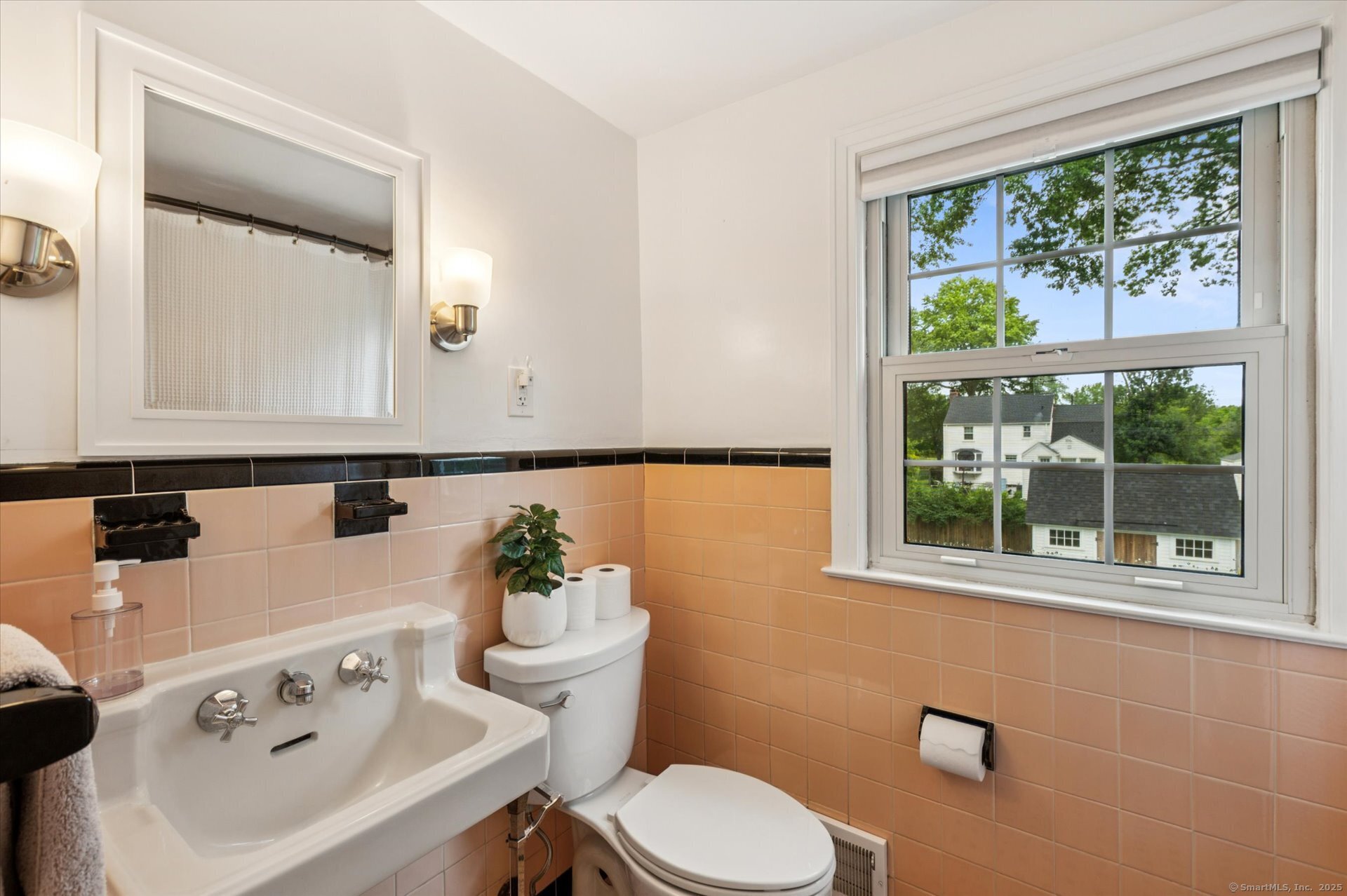 West Hartford, Connecticut 06107, United States, 4 Bedrooms Bedrooms, ,3 BathroomsBathrooms,Residential,Active,170417