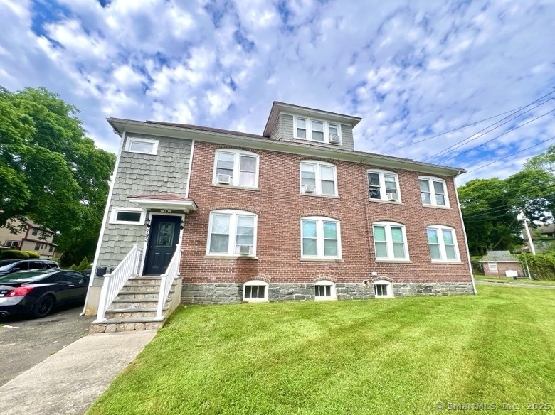 Rental Property at Milford Point Road 1, Milford, Connecticut - Bedrooms: 2 
Bathrooms: 1 
Rooms: 5  - $2,600 MO.