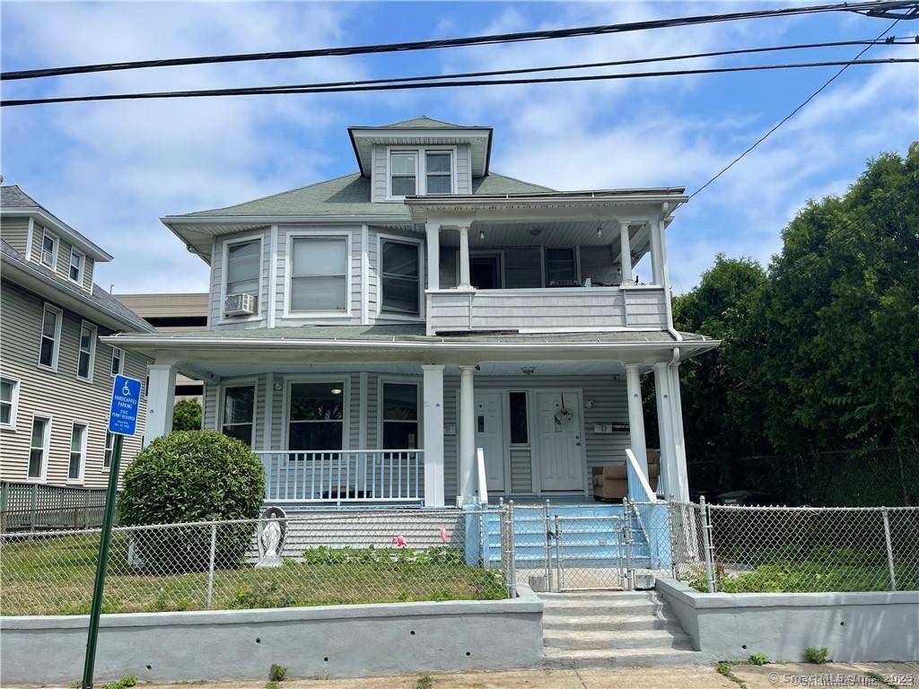 Ford Place, Bridgeport, Connecticut - 3 Bedrooms  
1 Bathrooms  
5 Rooms - 