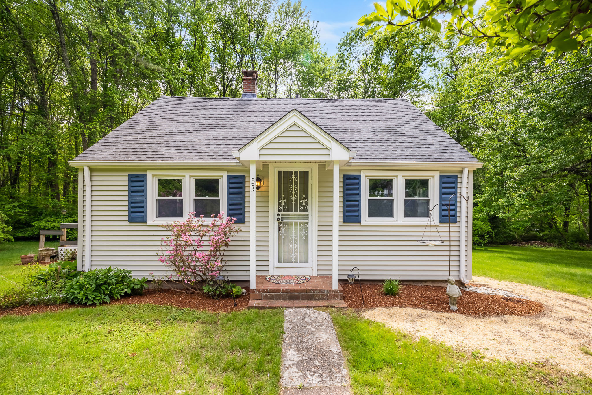 Hurlbut Road, Tolland, Connecticut - 2 Bedrooms  
2 Bathrooms  
5 Rooms - 