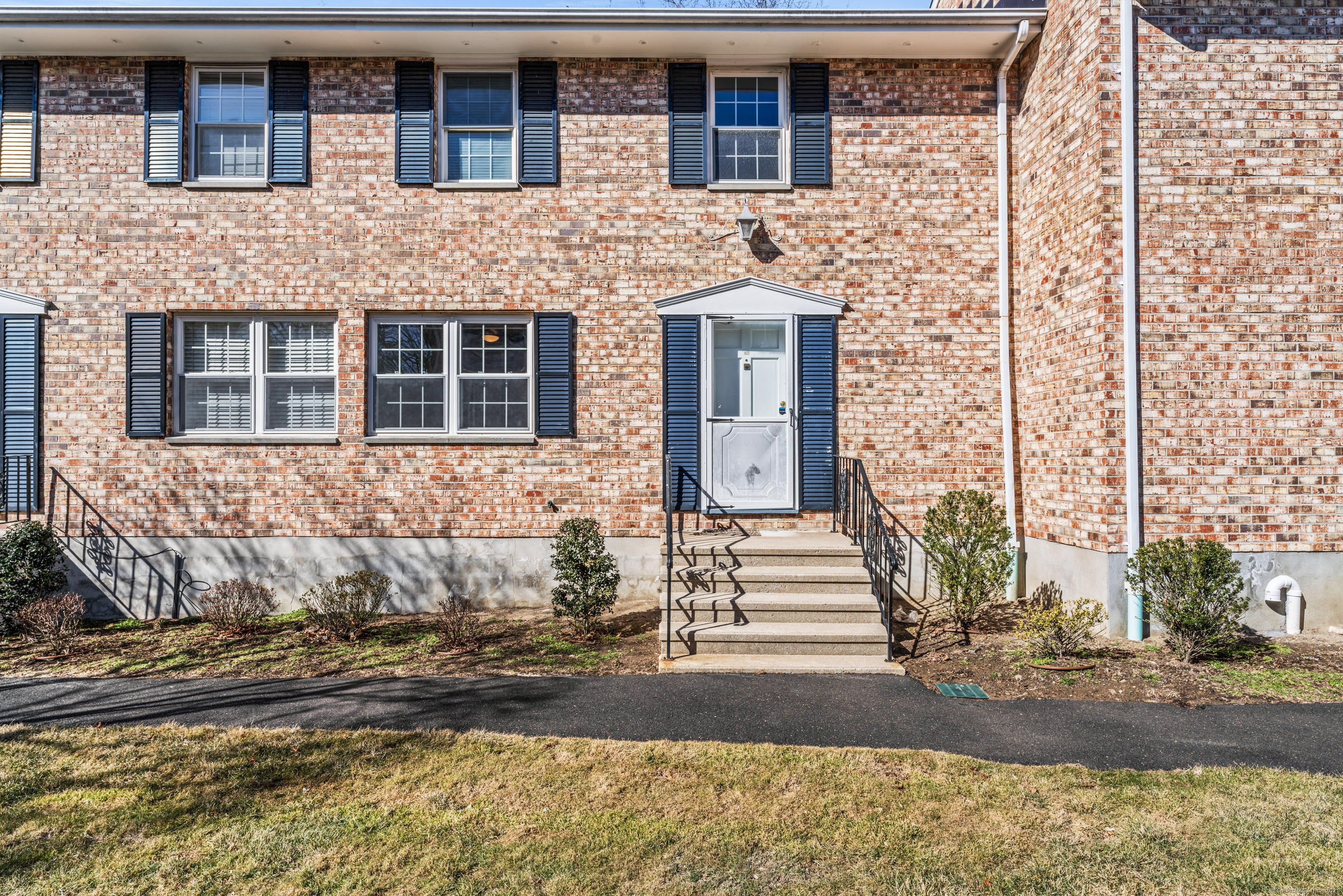 Woodway Road Apt A17, Stamford, Connecticut - 2 Bedrooms  
2 Bathrooms  
4 Rooms - 