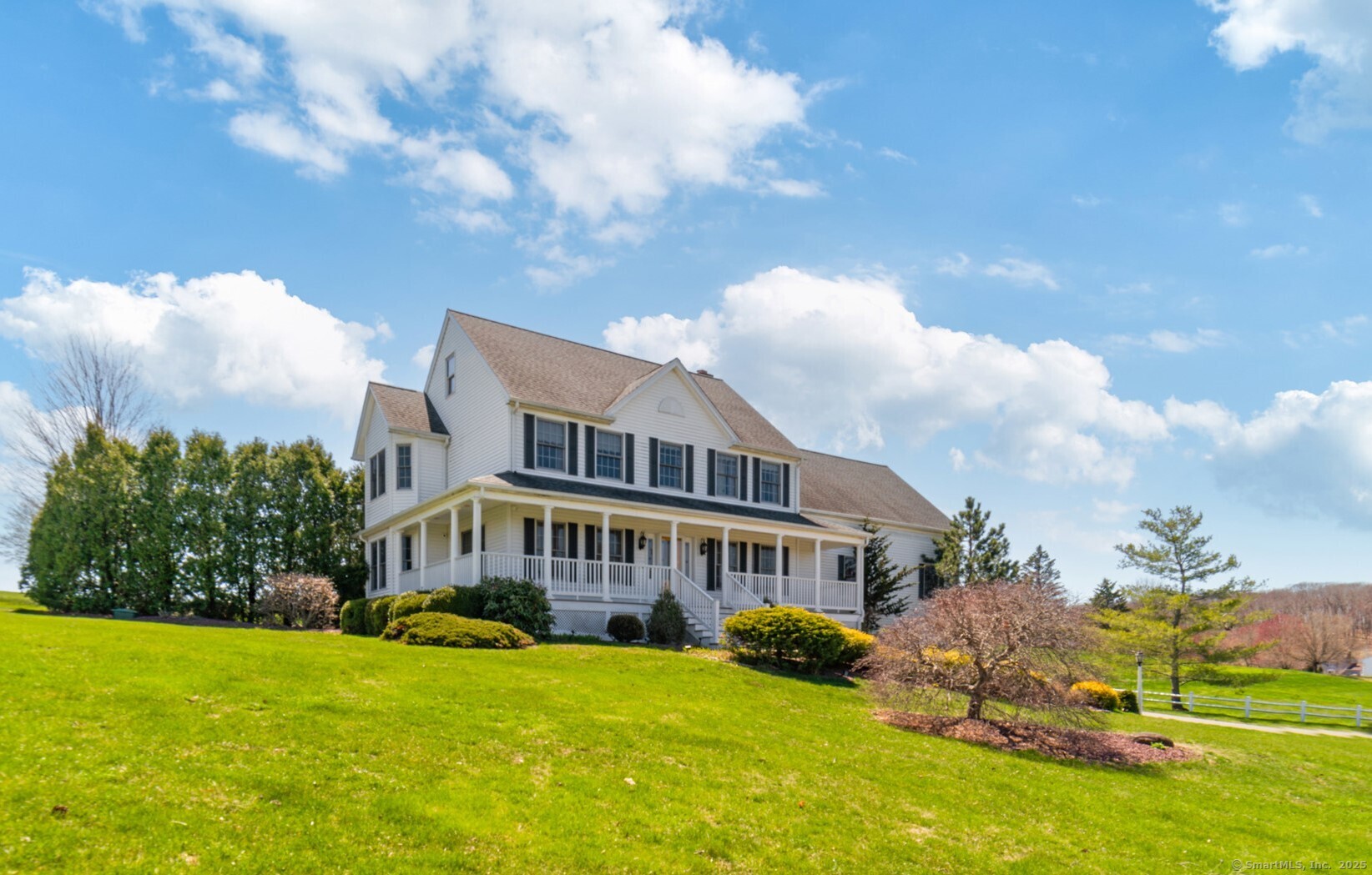 Lake Winnemaug Road, Watertown, Connecticut - 4 Bedrooms  
4 Bathrooms  
9 Rooms - 