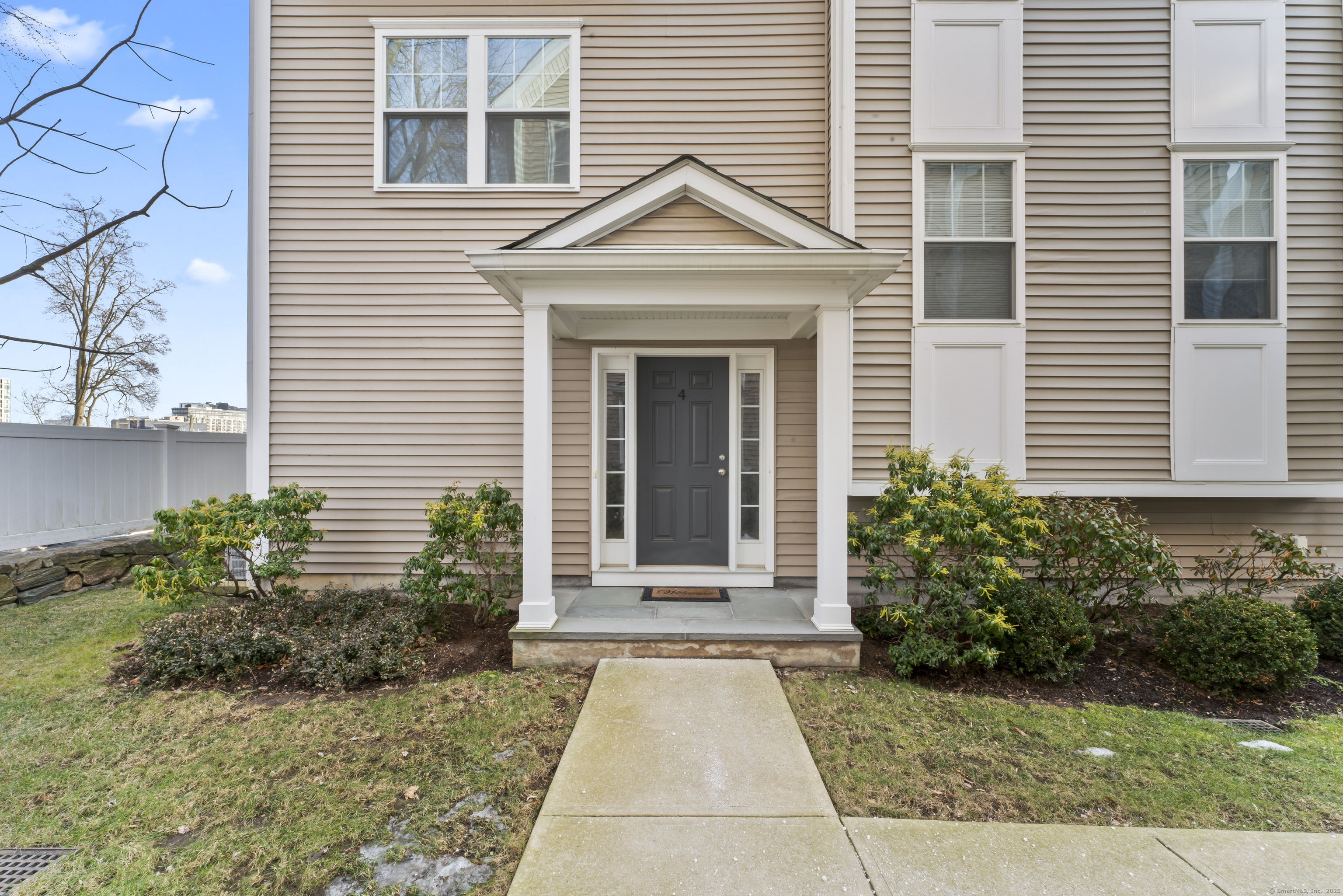 W Broad Street Apt 4, Stamford, Connecticut - 2 Bedrooms  
3 Bathrooms  
5 Rooms - 