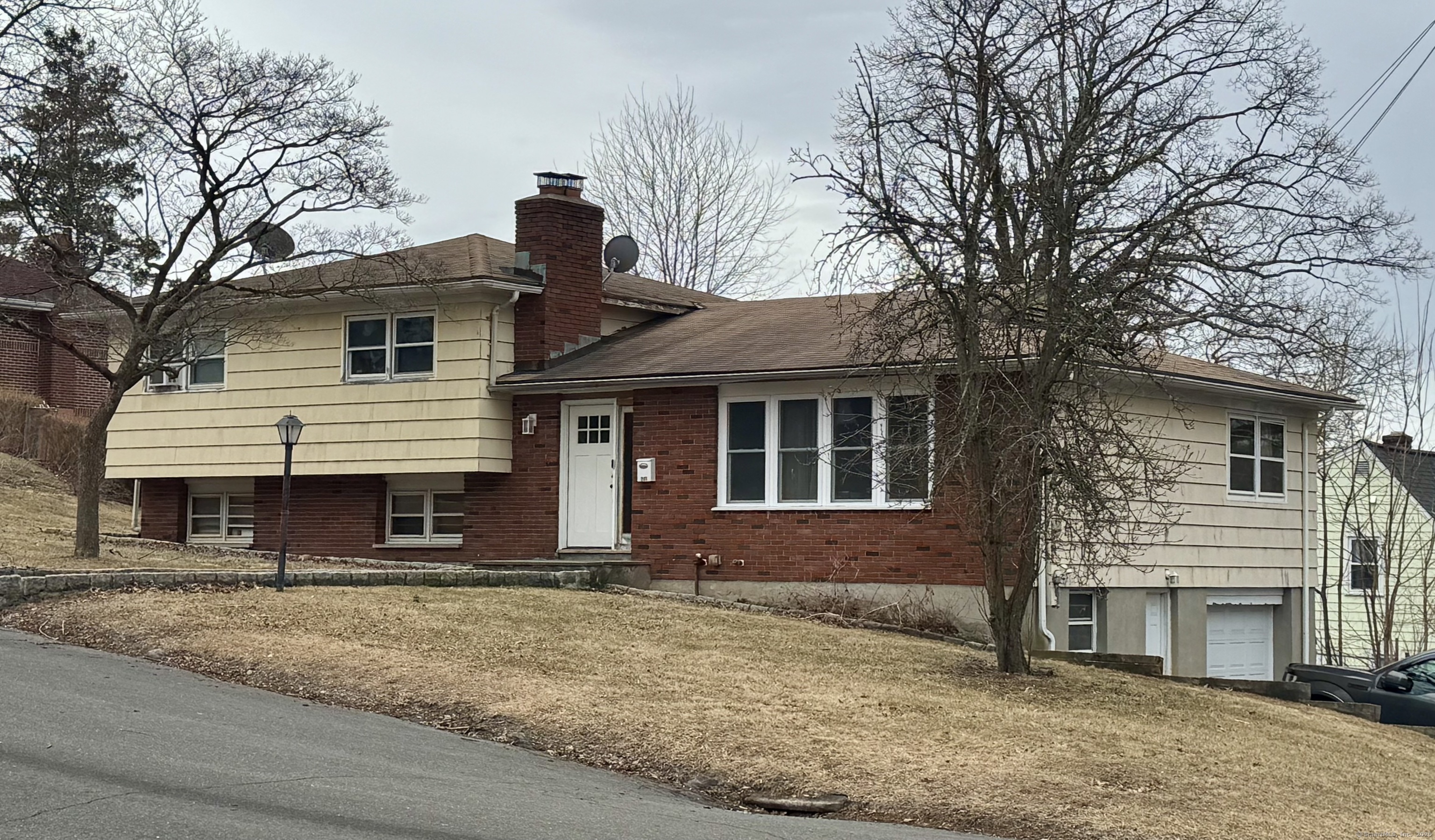 Ardmore Street, Bridgeport, Connecticut - 3 Bedrooms  
2 Bathrooms  
8 Rooms - 