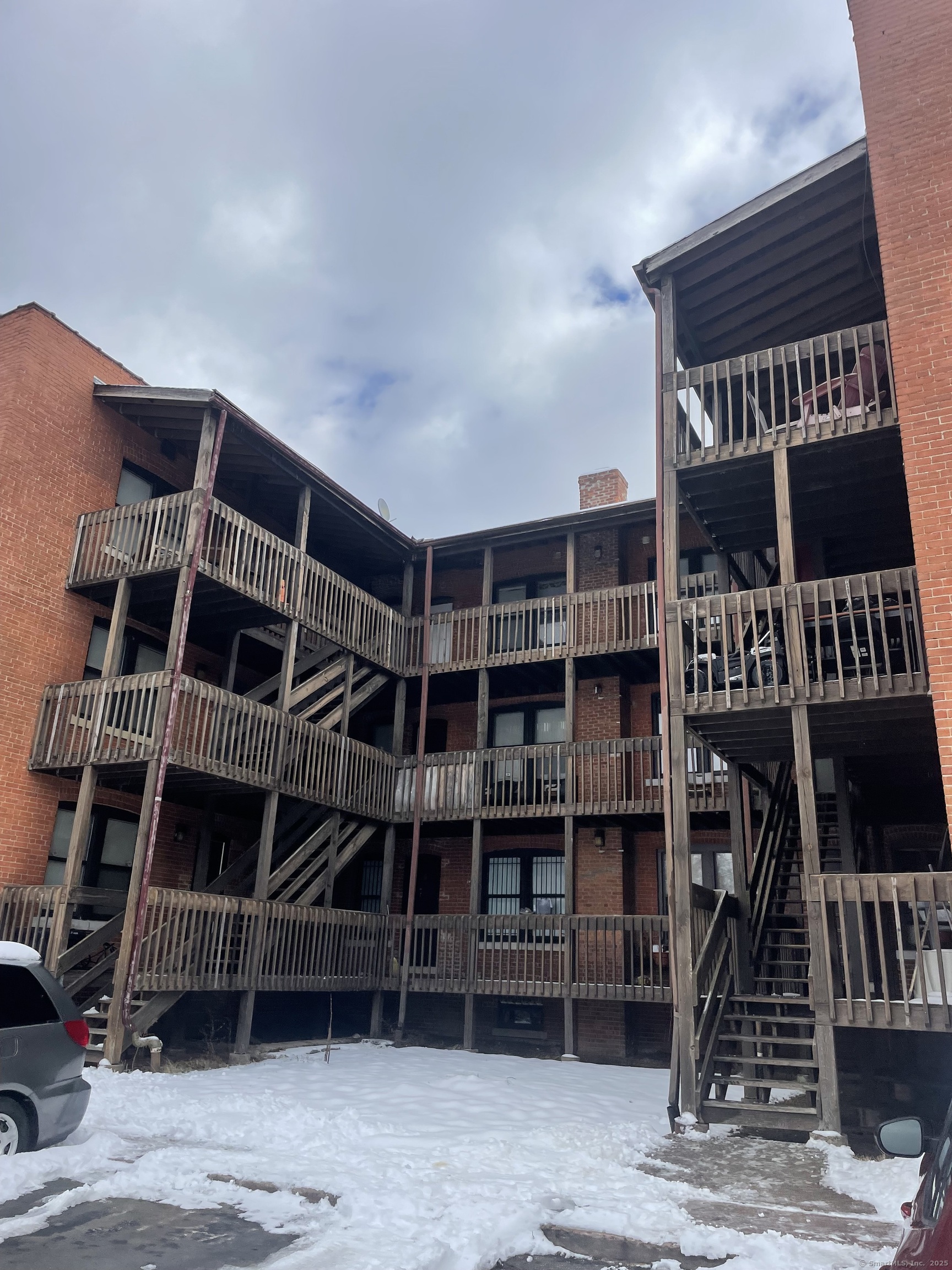 Woodland Street Apt 2C, Hartford, Connecticut - 2 Bedrooms  
1 Bathrooms  
3 Rooms - 