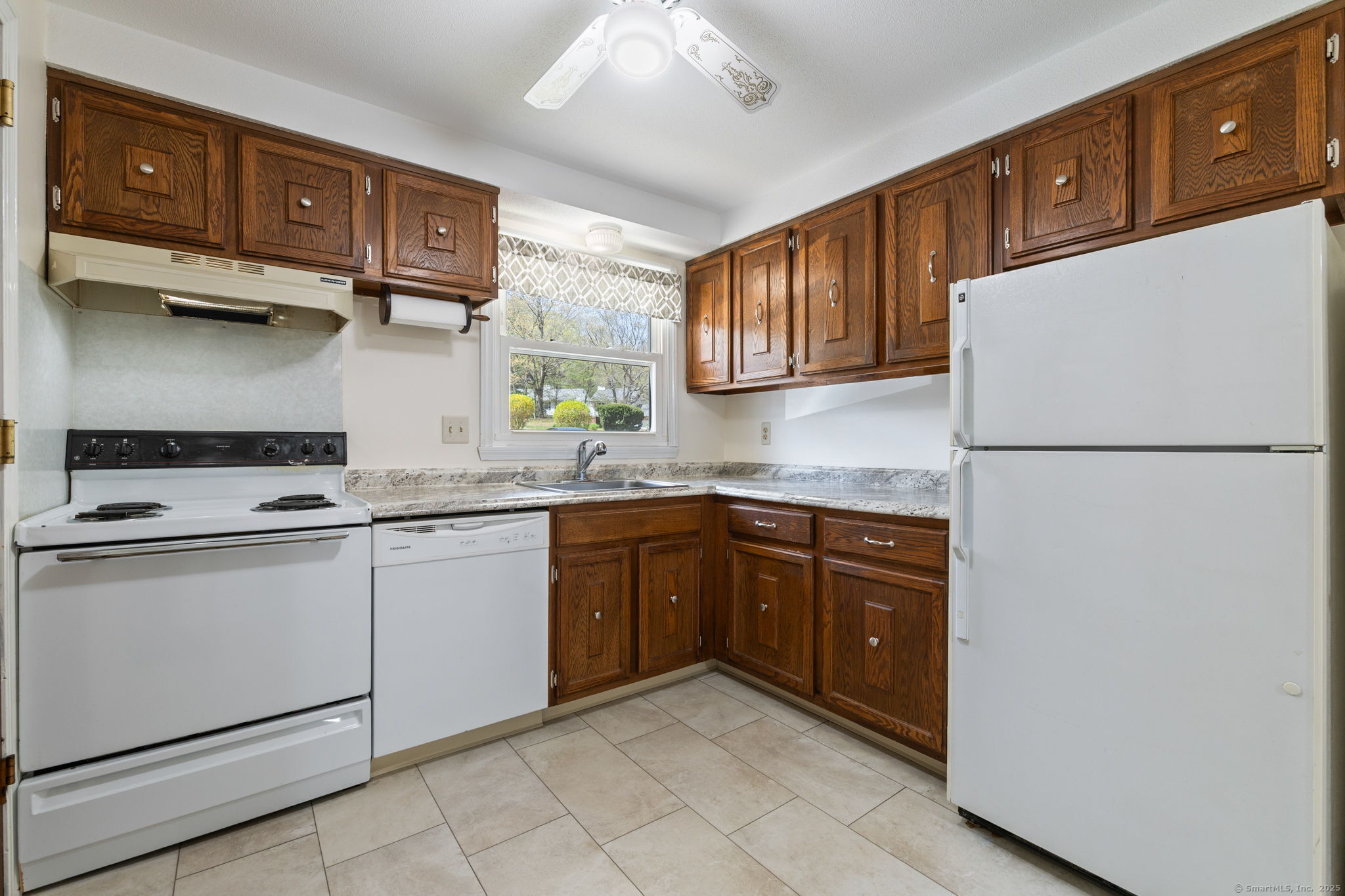 339 Dunfey Lane #APT B, Windsor, Connecticut image 16