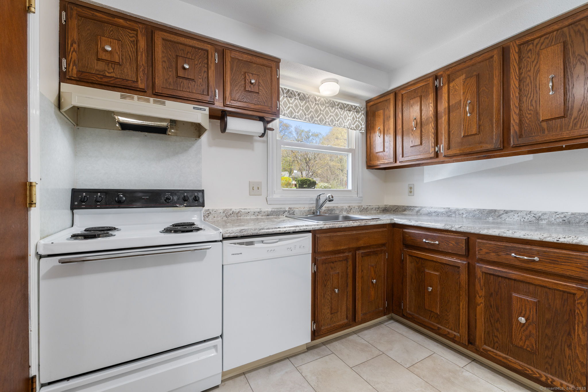 339 Dunfey Lane #APT B, Windsor, Connecticut image 17