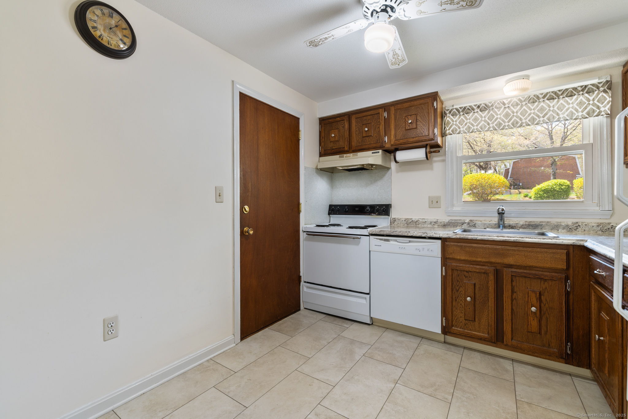 339 Dunfey Lane #APT B, Windsor, Connecticut image 15