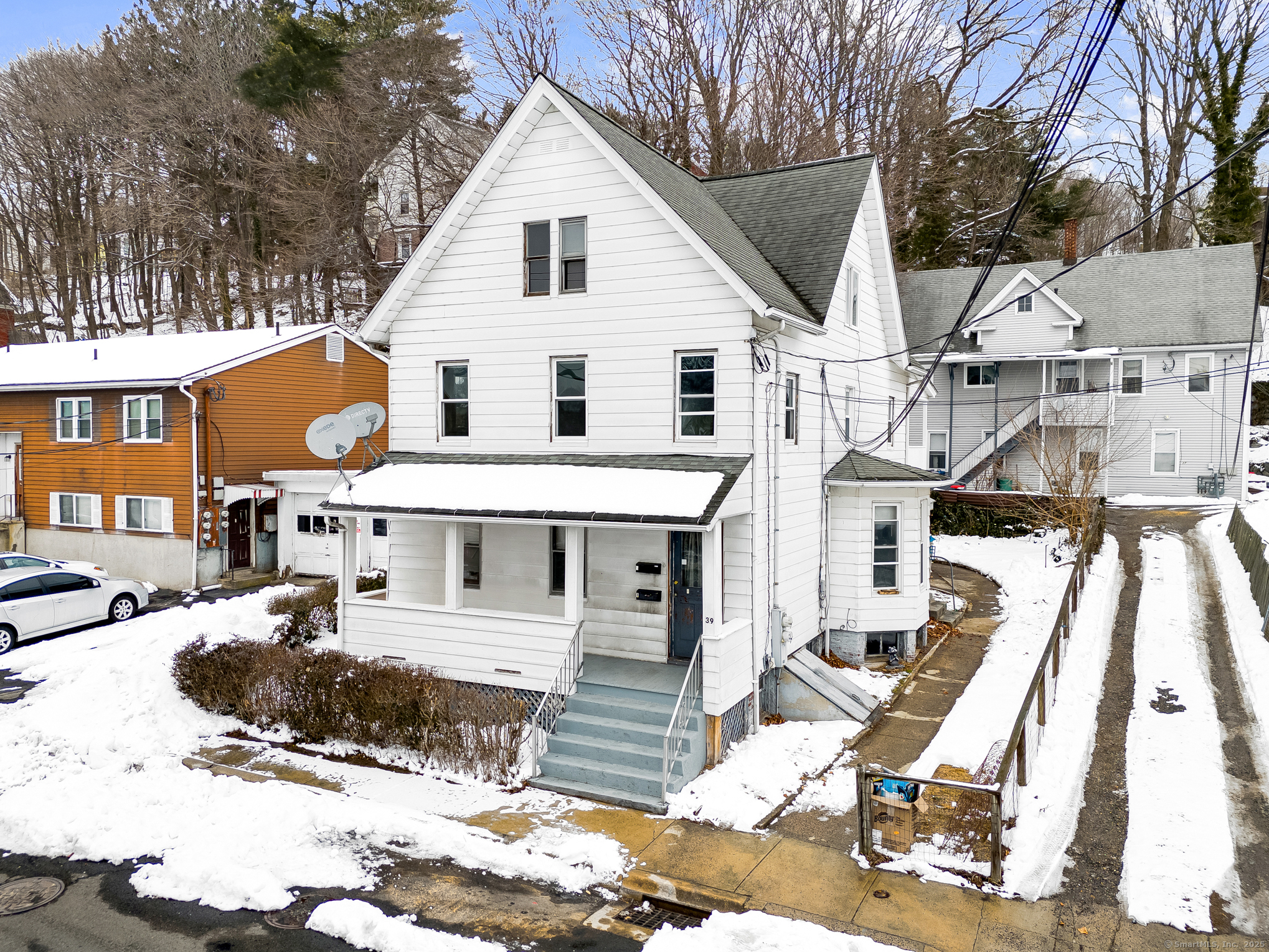 Bank Street, Derby, Connecticut - 5 Bedrooms  
2 Bathrooms  
11 Rooms - 