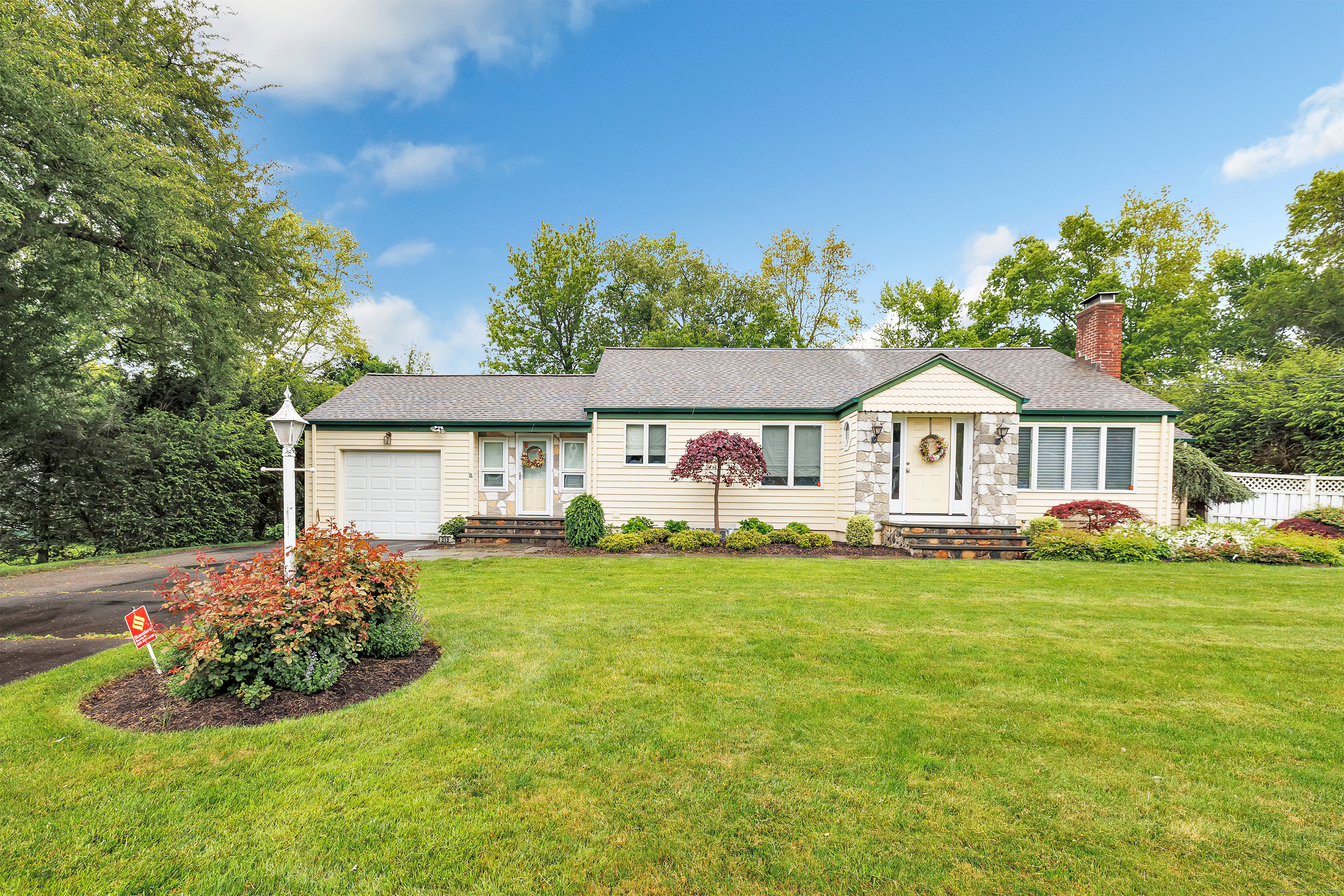 Wheeler Park Avenue, Fairfield, Connecticut - 4 Bedrooms  
2 Bathrooms  
8 Rooms - 