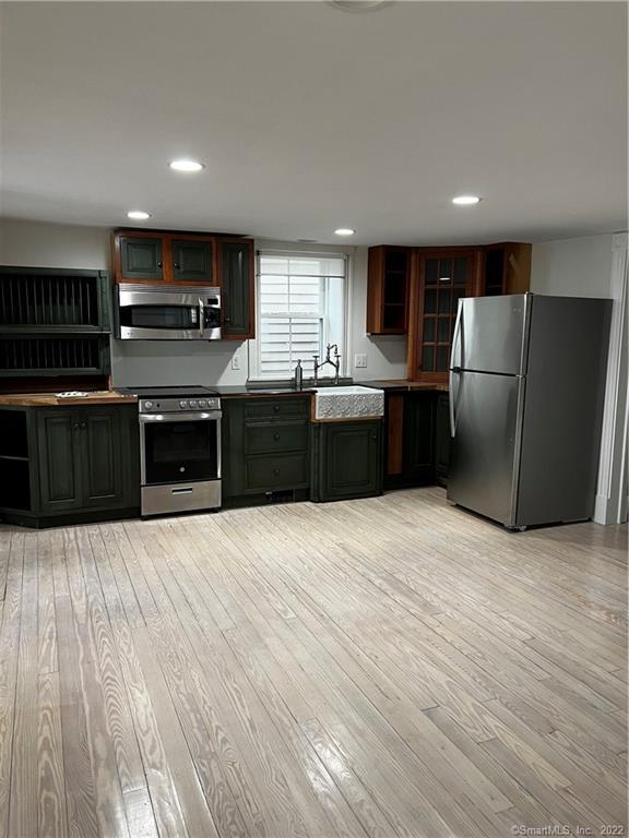 Stonington, Connecticut 06378, United States, 2 Bedrooms Bedrooms, ,2 BathroomsBathrooms,Residential,Pending,138211