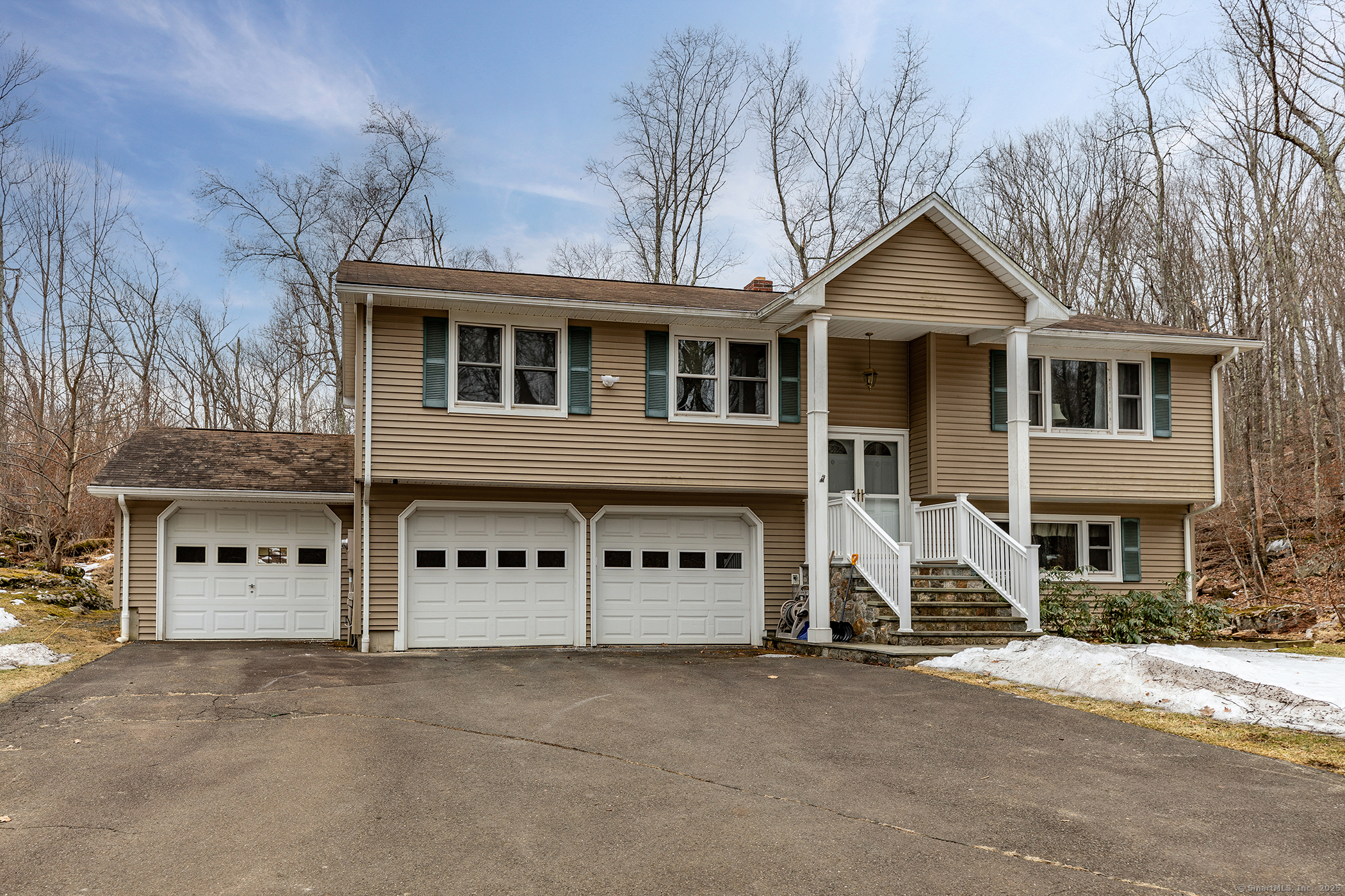 Fleetwood Drive, New Fairfield, Connecticut - 3 Bedrooms  
3 Bathrooms  
7 Rooms - 