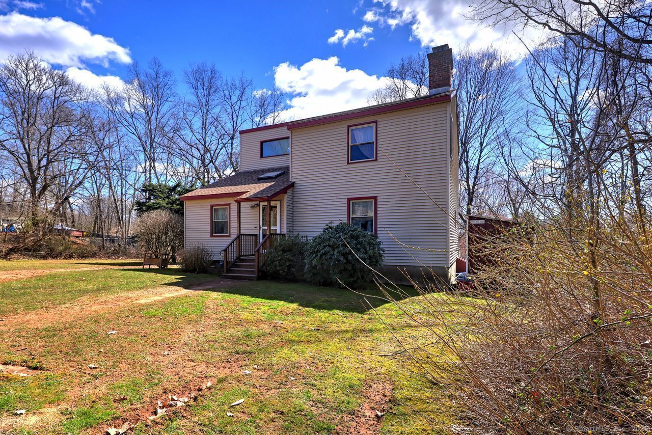 Foxon Road, North Branford, Connecticut - 2 Bedrooms  
2 Bathrooms  
6 Rooms - 