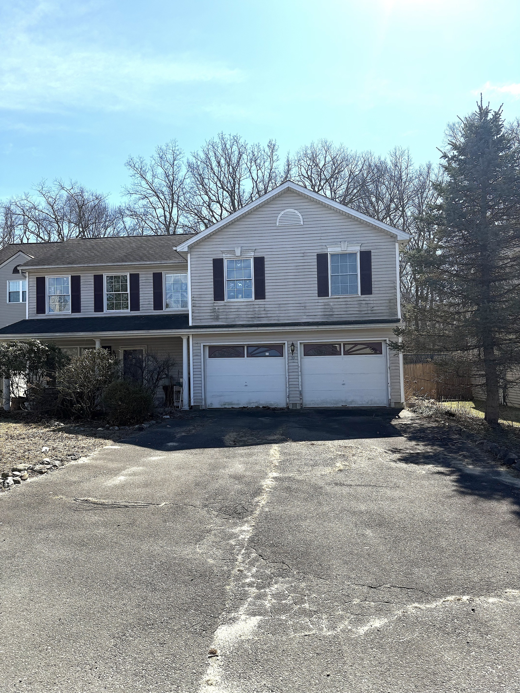 Taft Point, Waterbury, Connecticut - 3 Bedrooms  
2 Bathrooms  
5 Rooms - 