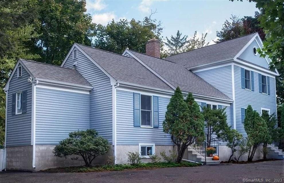 New Norwalk Road, New Canaan, Connecticut - 4 Bedrooms  
3 Bathrooms  
8 Rooms - 