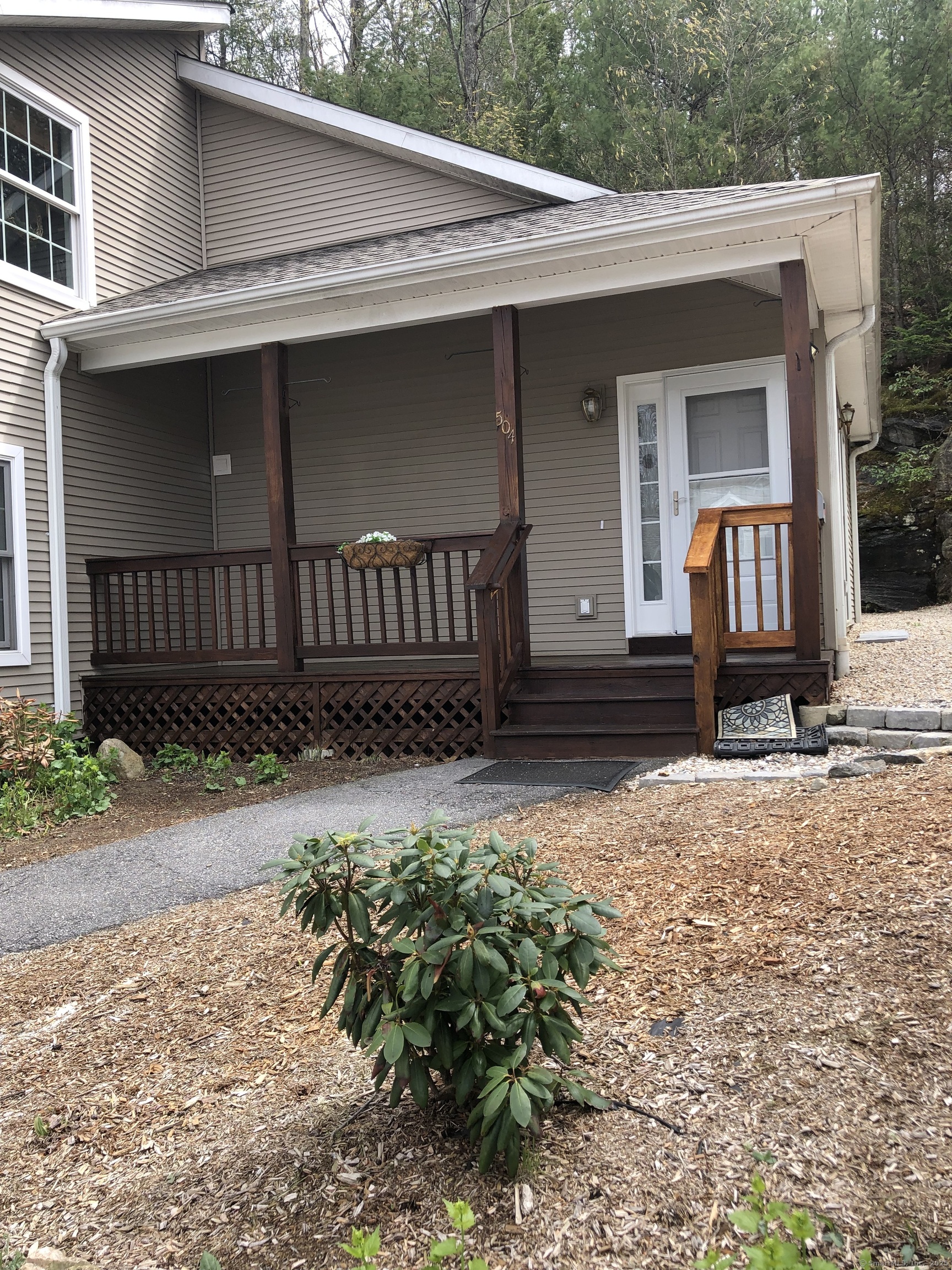 Essex Court 504, Torrington, Connecticut - 2 Bedrooms  
3 Bathrooms  
5 Rooms - 