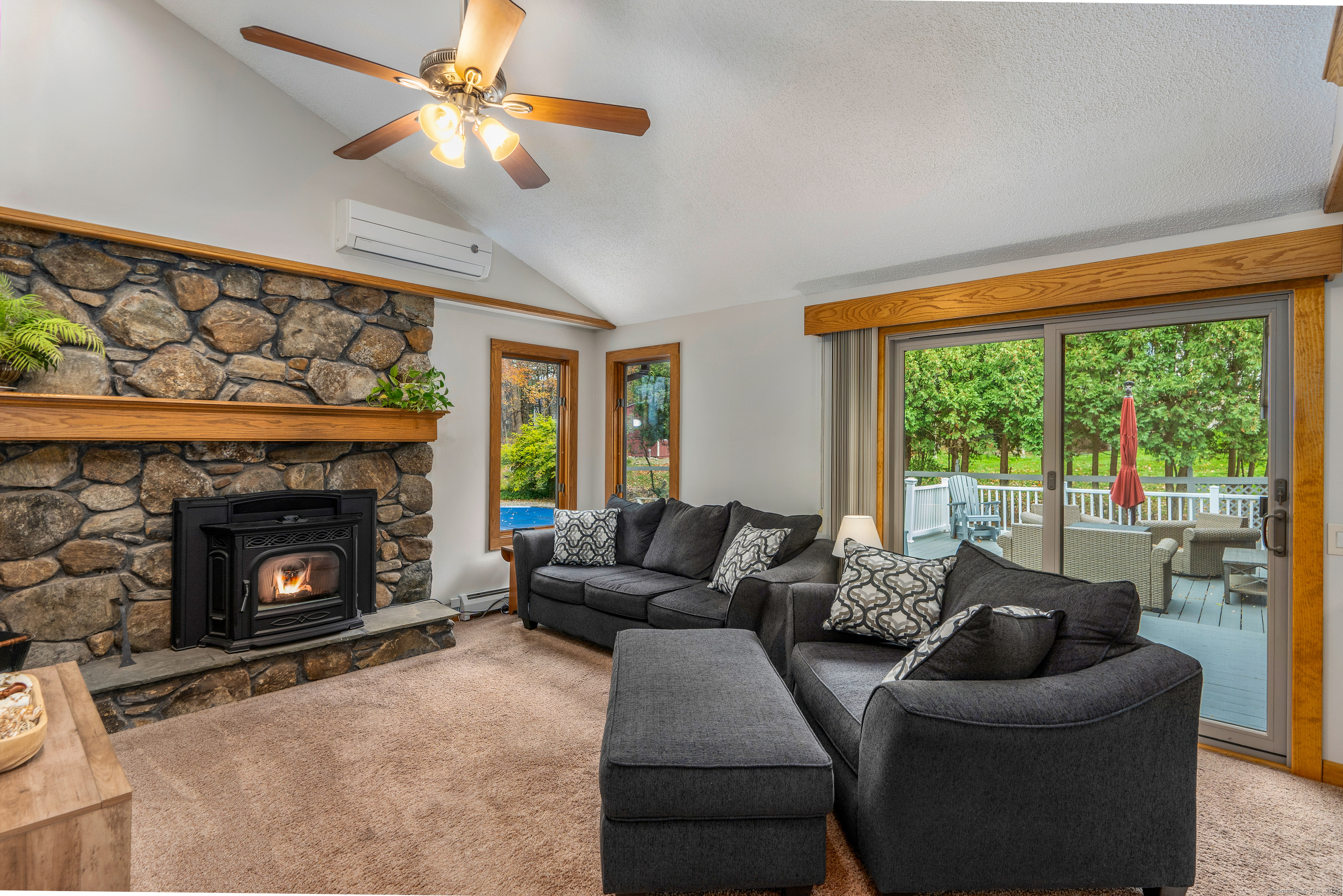 Vernon, Connecticut 06066, United States, 3 Bedrooms Bedrooms, ,3 BathroomsBathrooms,Residential,Active,238382