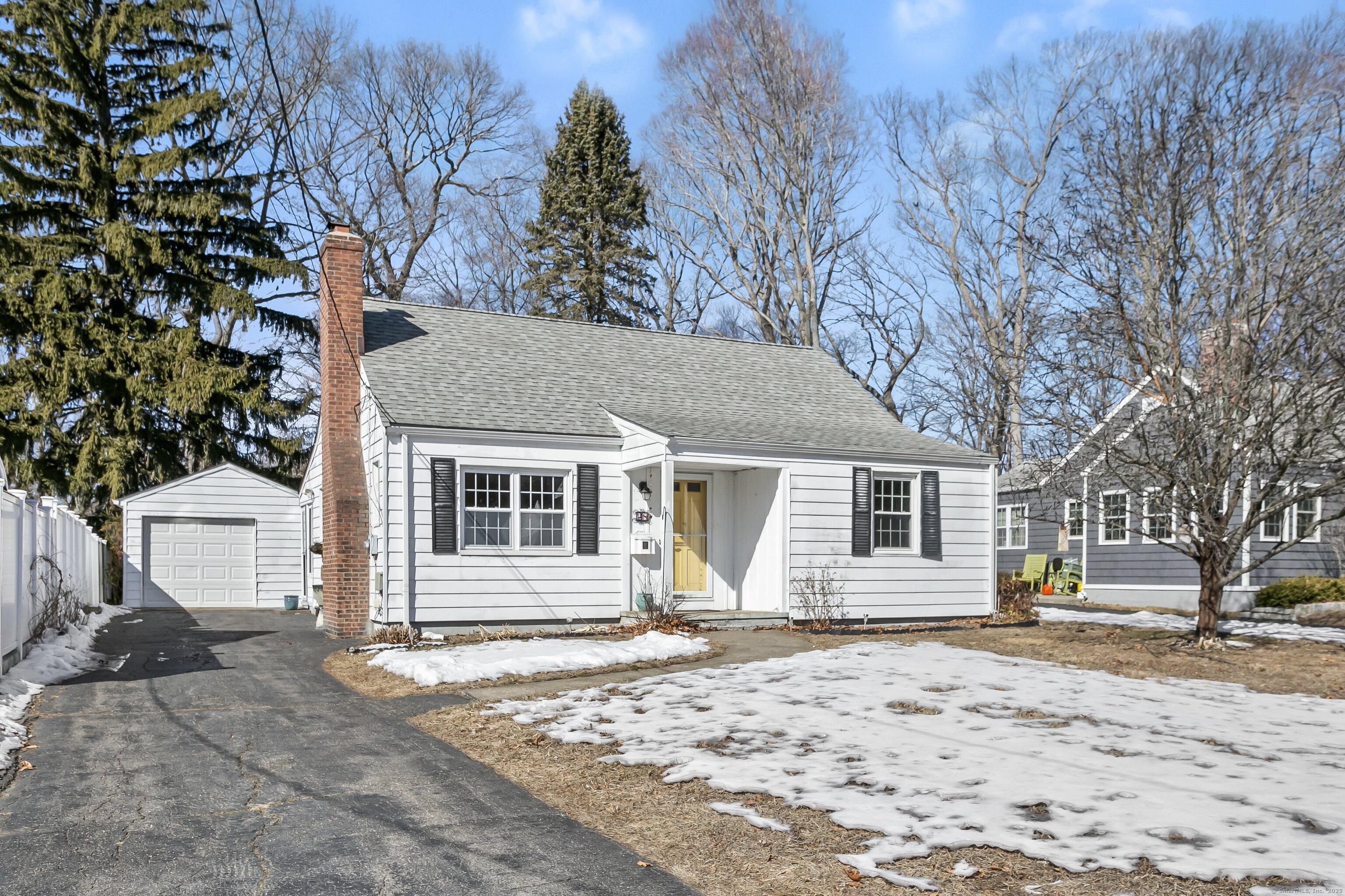 Page Street, Milford, Connecticut - 3 Bedrooms  
1 Bathrooms  
6 Rooms - 