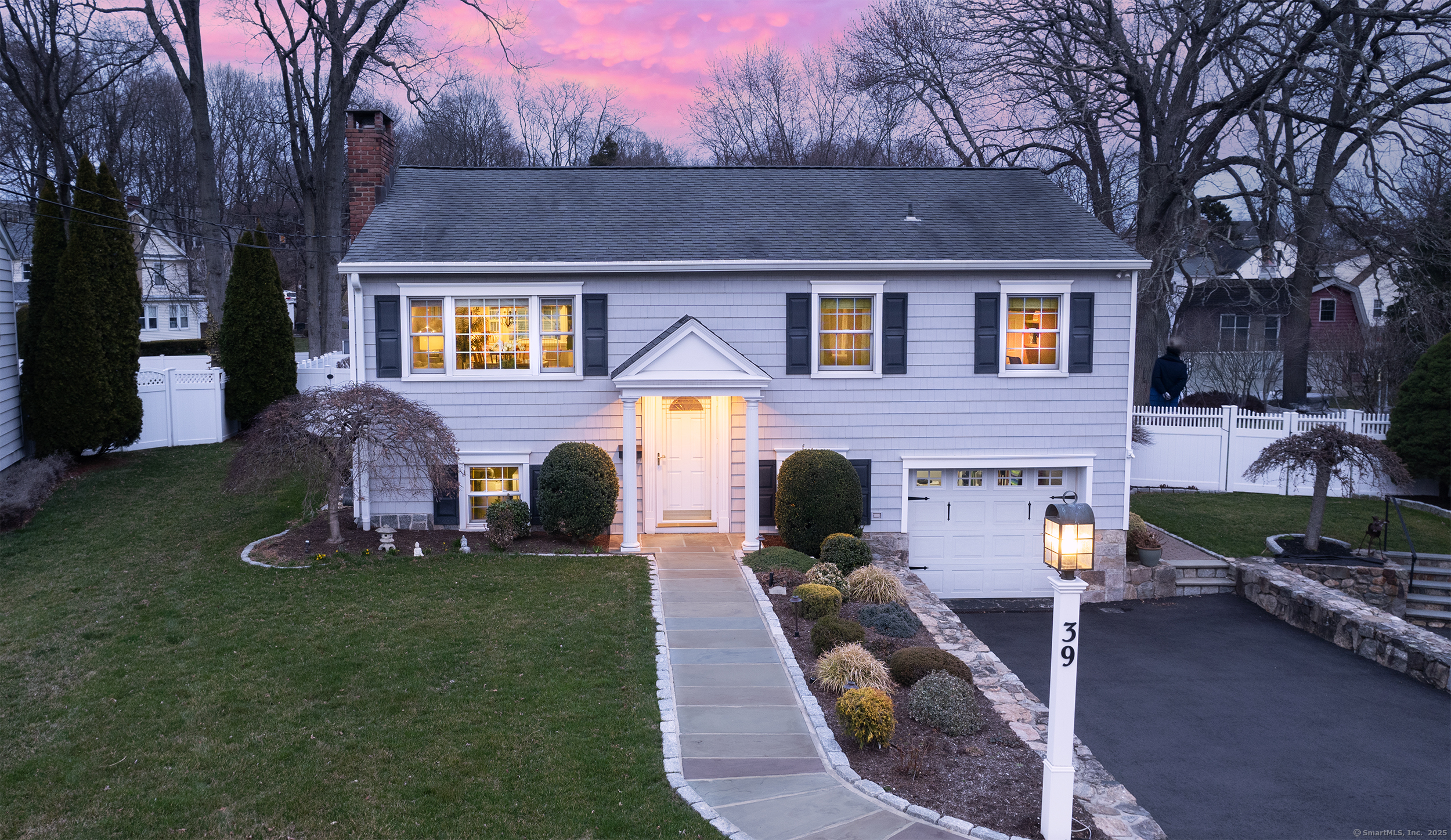Olmstead Place, Norwalk, Connecticut - 4 Bedrooms  
2 Bathrooms  
9 Rooms - 