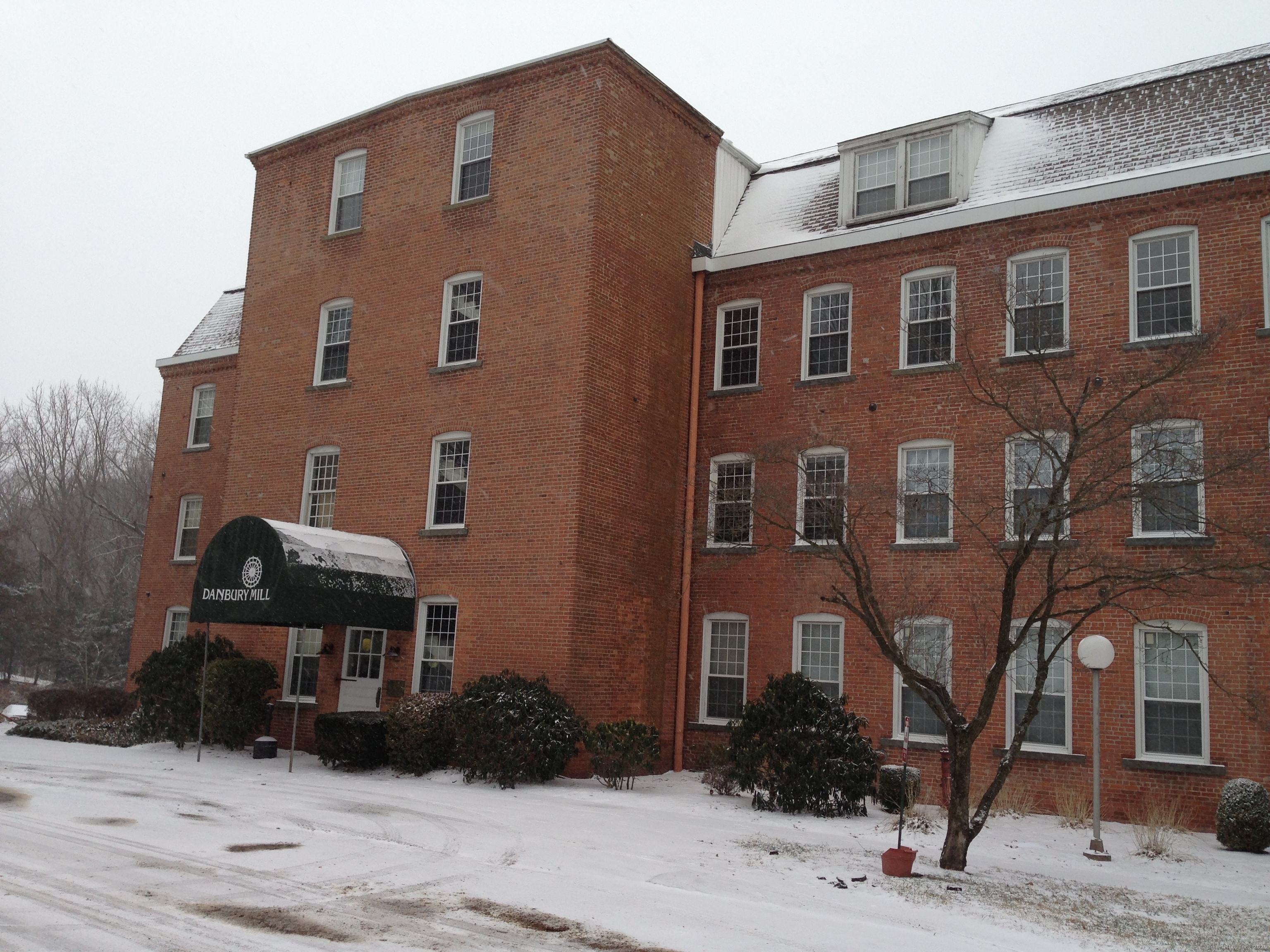 Oil Mill Road Apt 5, Danbury, Connecticut - 2 Bedrooms  
1 Bathrooms  
4 Rooms - 