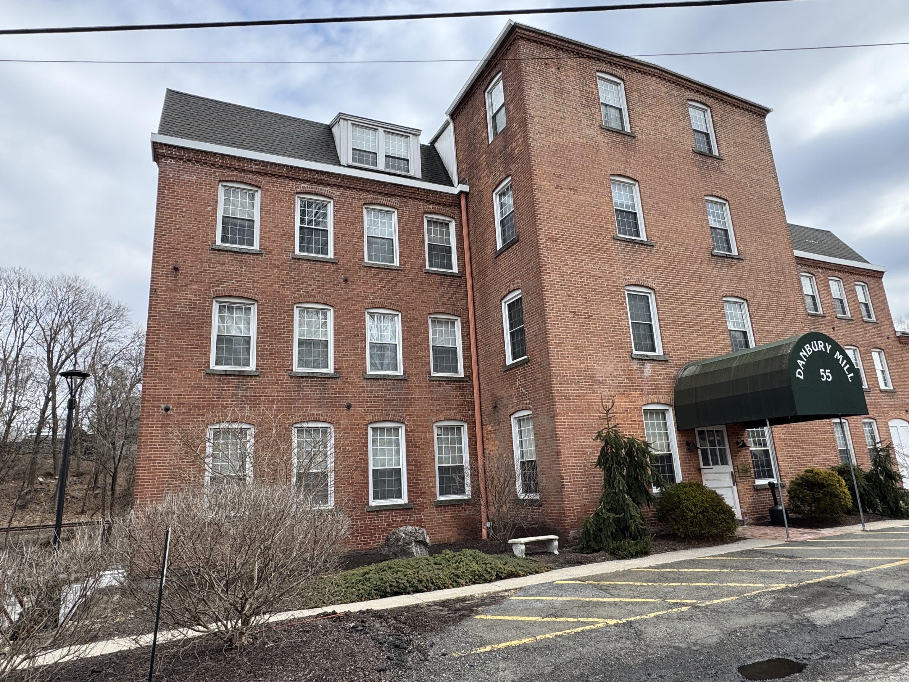 Rental Property at Oil Mill Road Apt 5, Danbury, Connecticut - Bedrooms: 2 
Bathrooms: 1 
Rooms: 4  - $1,950 MO.