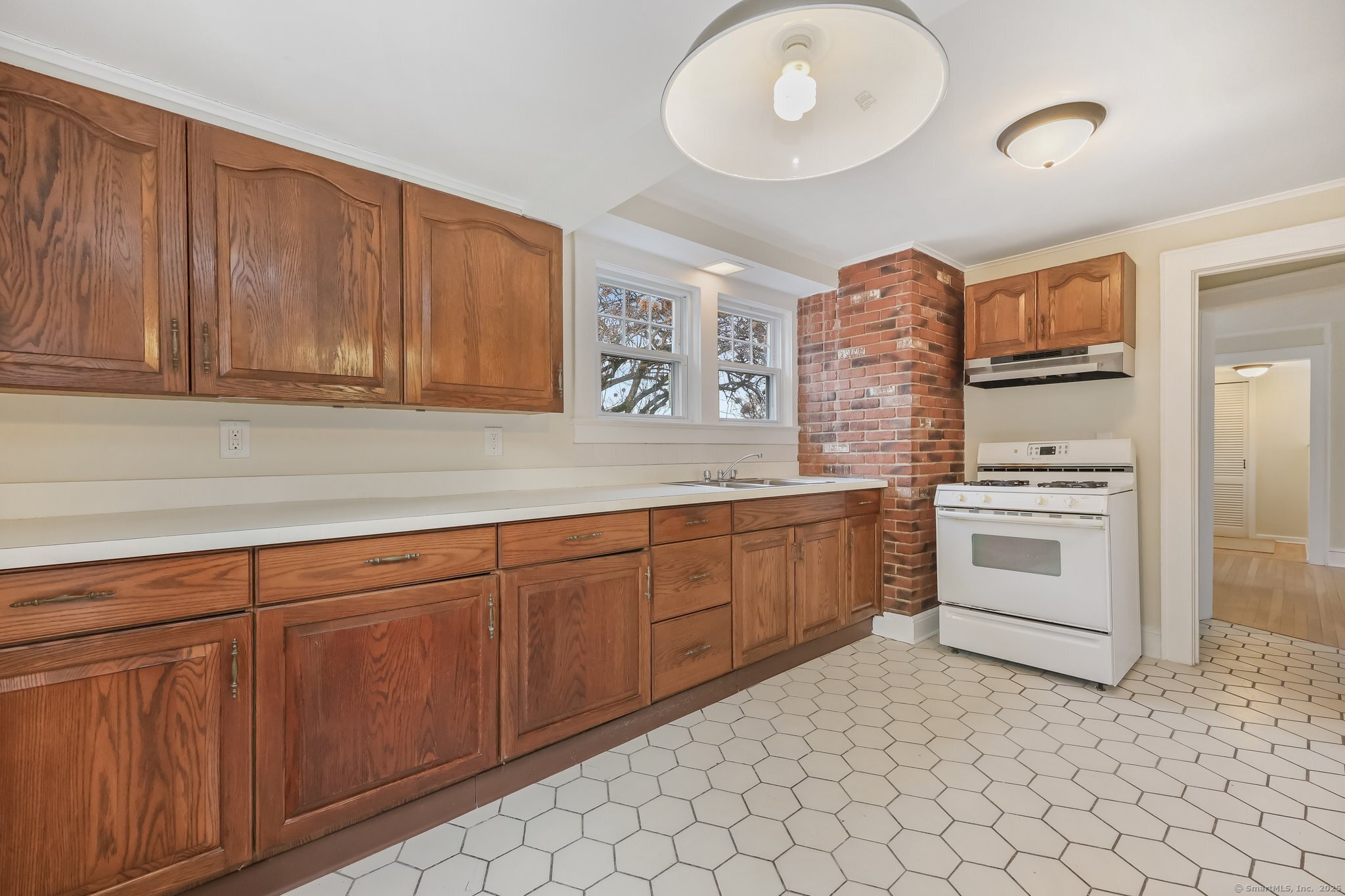 68 Knickerbocker Avenue, Stamford, Connecticut image 2