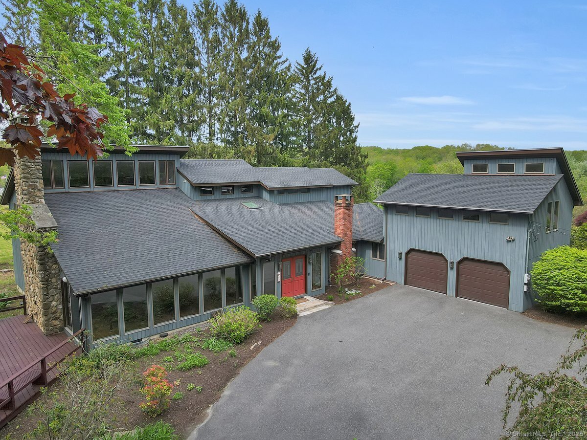 East Street, Morris, Connecticut - 5 Bedrooms  
4 Bathrooms  
9 Rooms - 