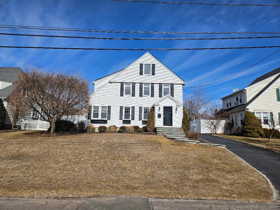 Edge Hill Road, Fairfield, Connecticut - 3 Bedrooms  
4 Bathrooms  
8 Rooms - 