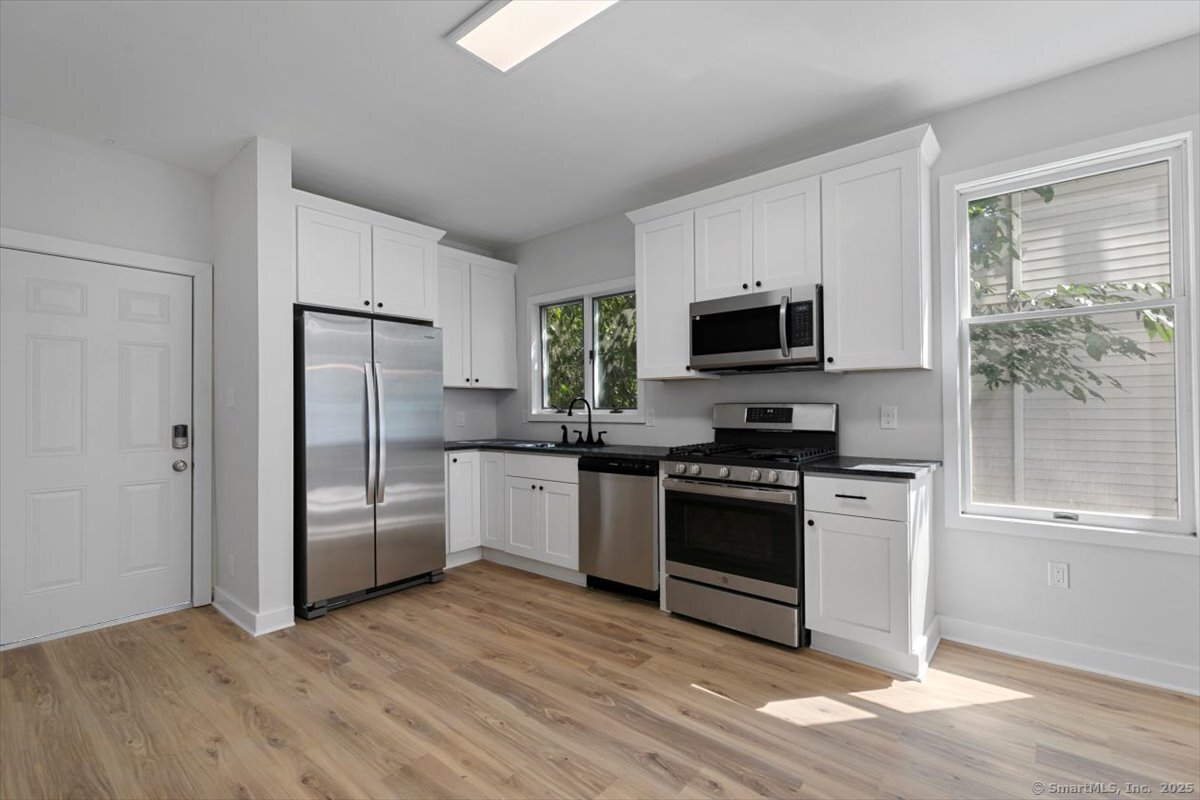 Willard Street Fl 1, New Haven, Connecticut - 2 Bedrooms  
1 Bathrooms  
5 Rooms - 