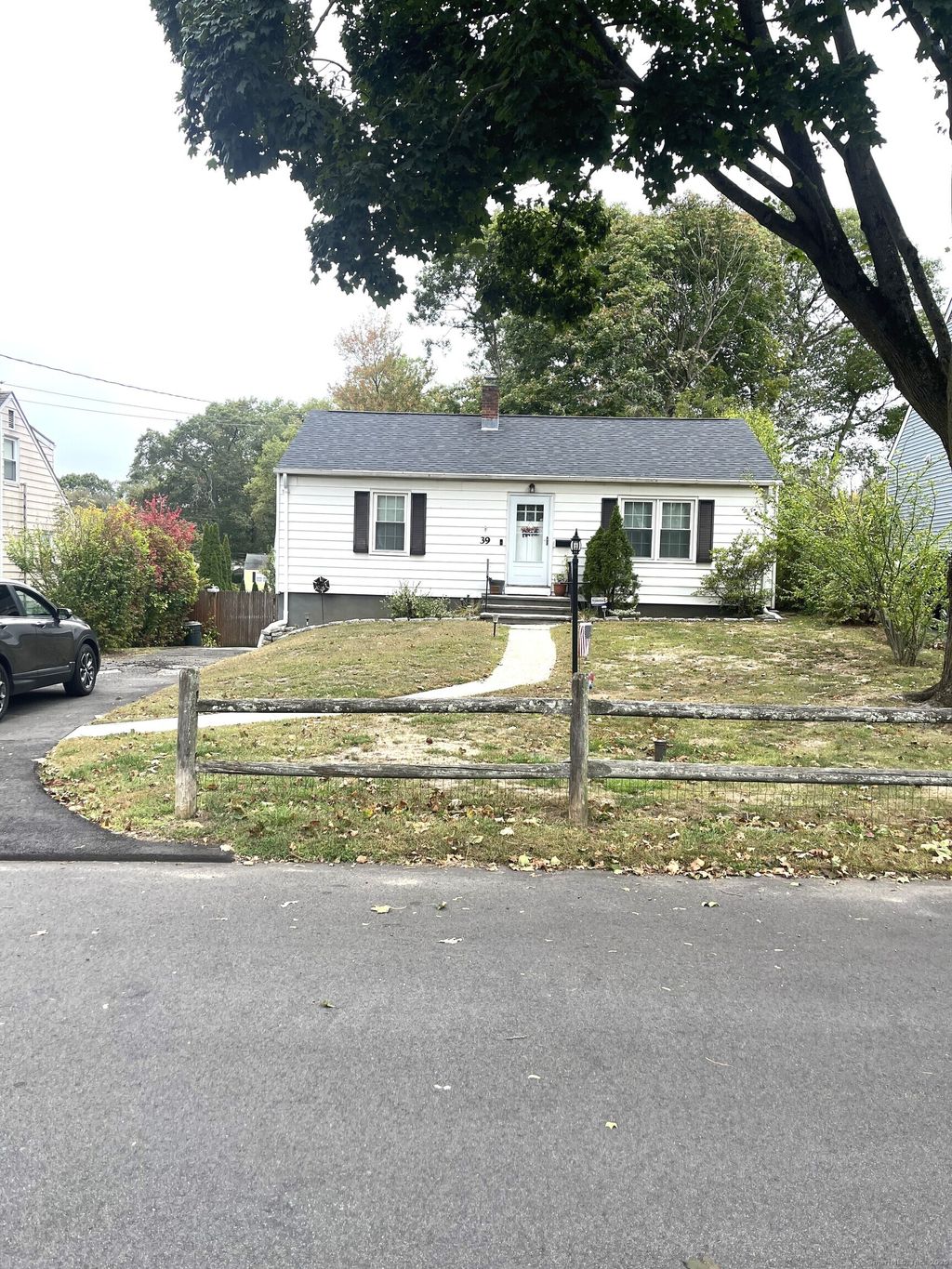 Photo of 39 Chatham Drive, Norwalk, CT 06854 (MLS # 24131302)