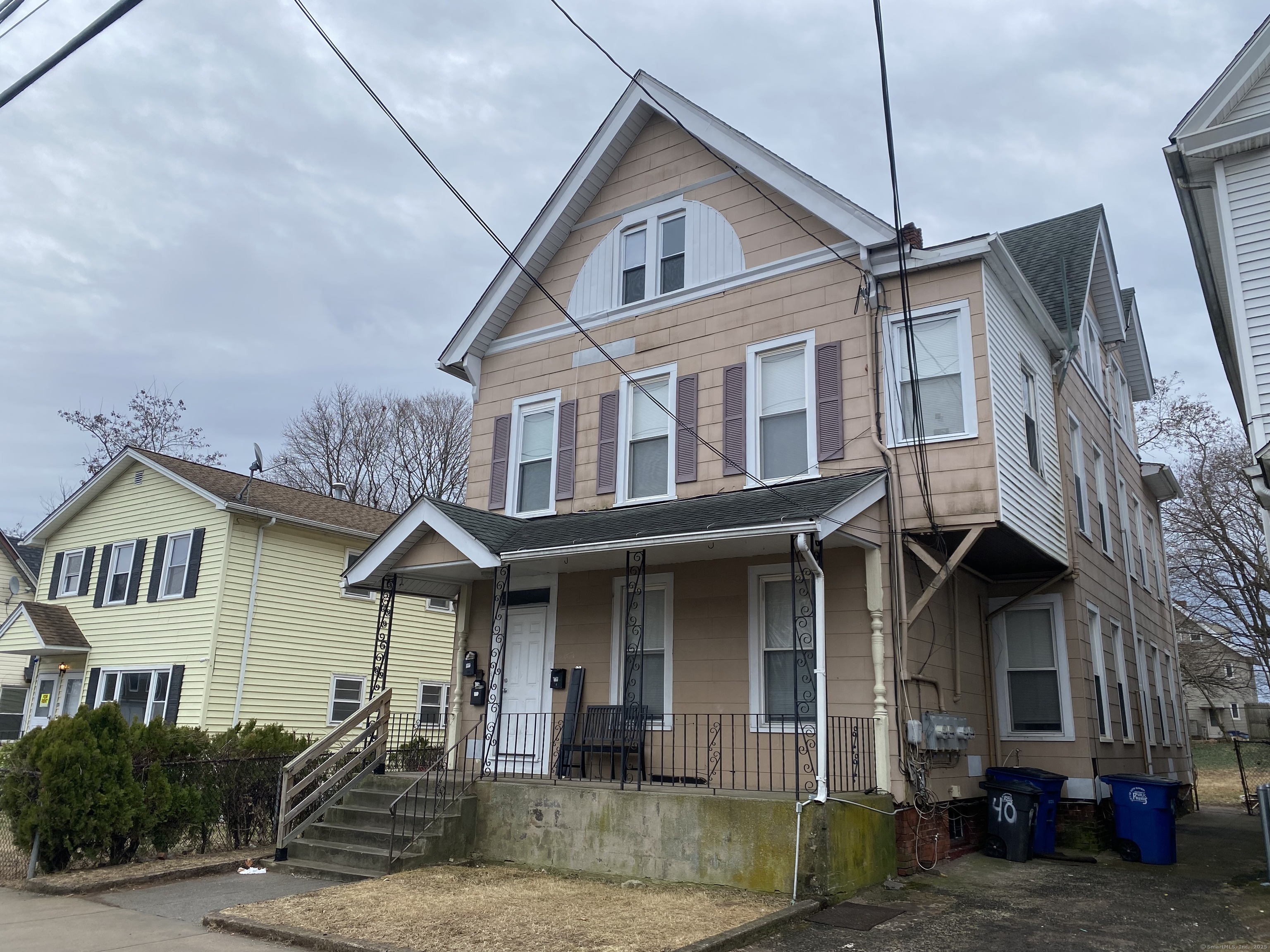 Henry Street, New Haven, Connecticut - 2 Bedrooms  
1 Bathrooms  
5 Rooms - 