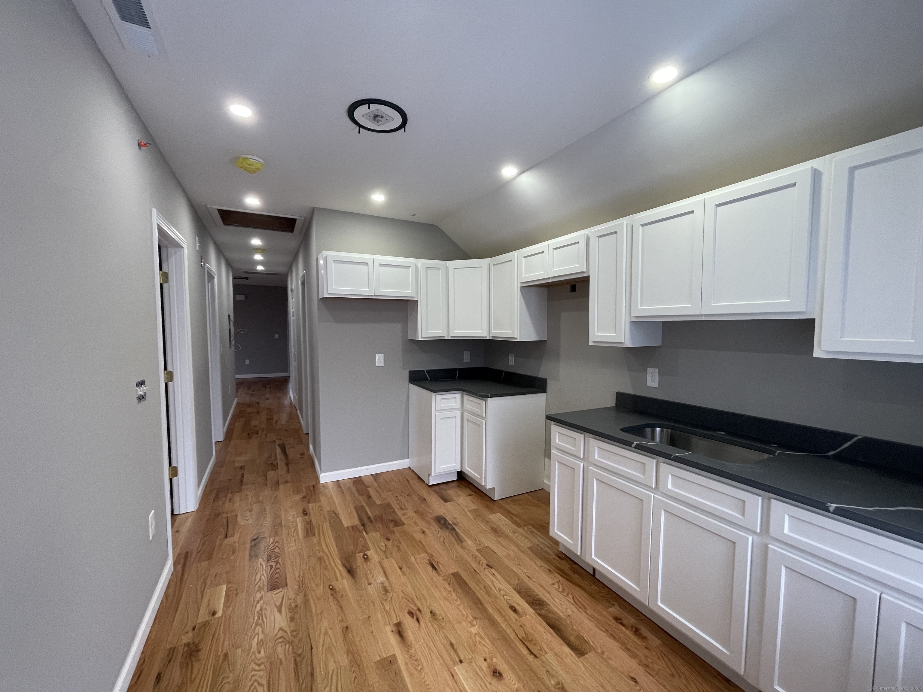 New Haven, Connecticut 06519, United States, 3 Bedrooms Bedrooms, ,2 BathroomsBathrooms,Residential,Pending,15226