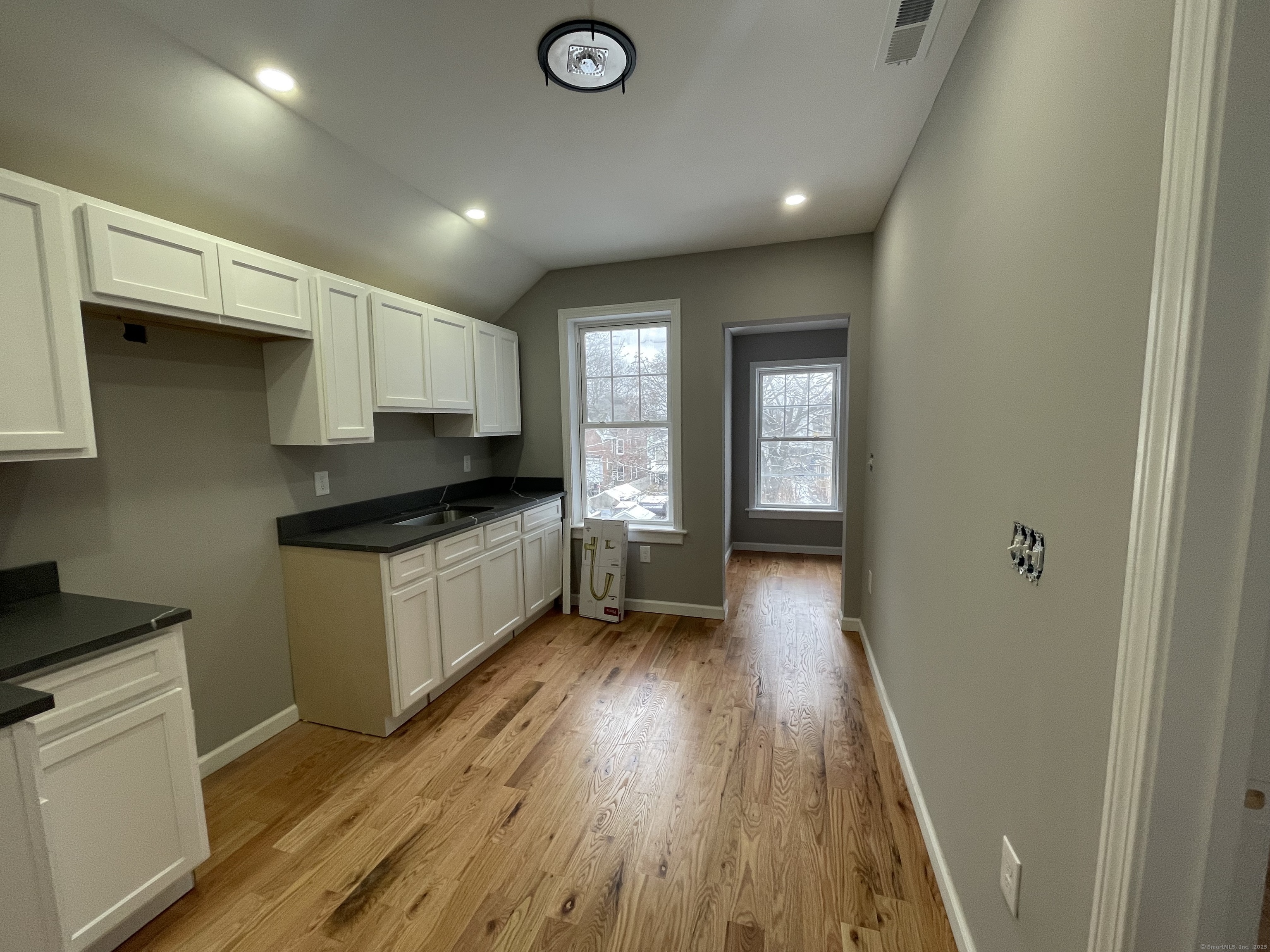 New Haven, Connecticut 06519, United States, 3 Bedrooms Bedrooms, ,2 BathroomsBathrooms,Residential,Pending,15226