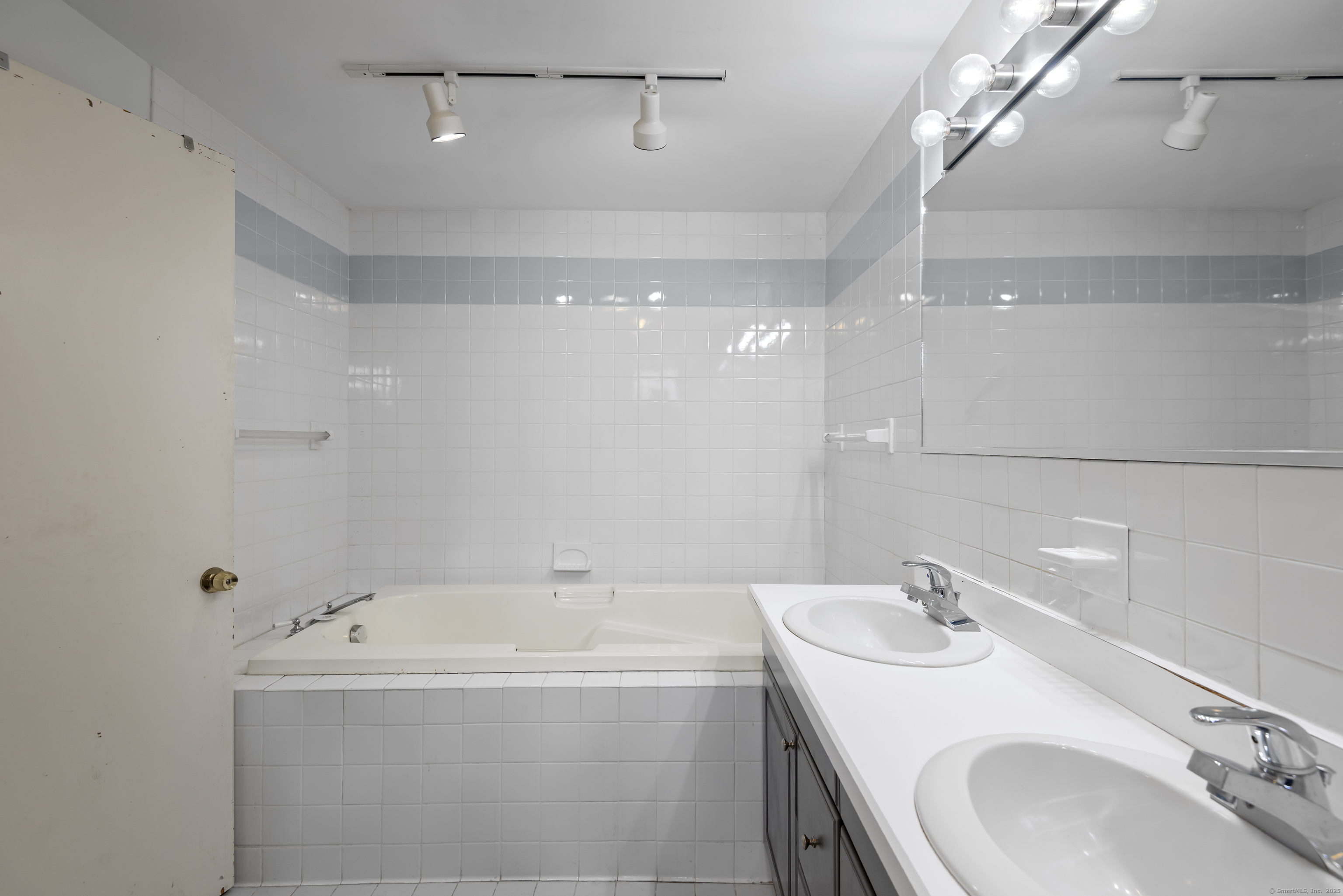 9 Pine Tree Drive, Branford, Connecticut image 22