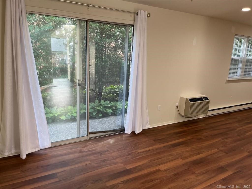 Stamford, Connecticut 06907, United States, 2 Bedrooms Bedrooms, ,2 BathroomsBathrooms,Residential,Pending,184021