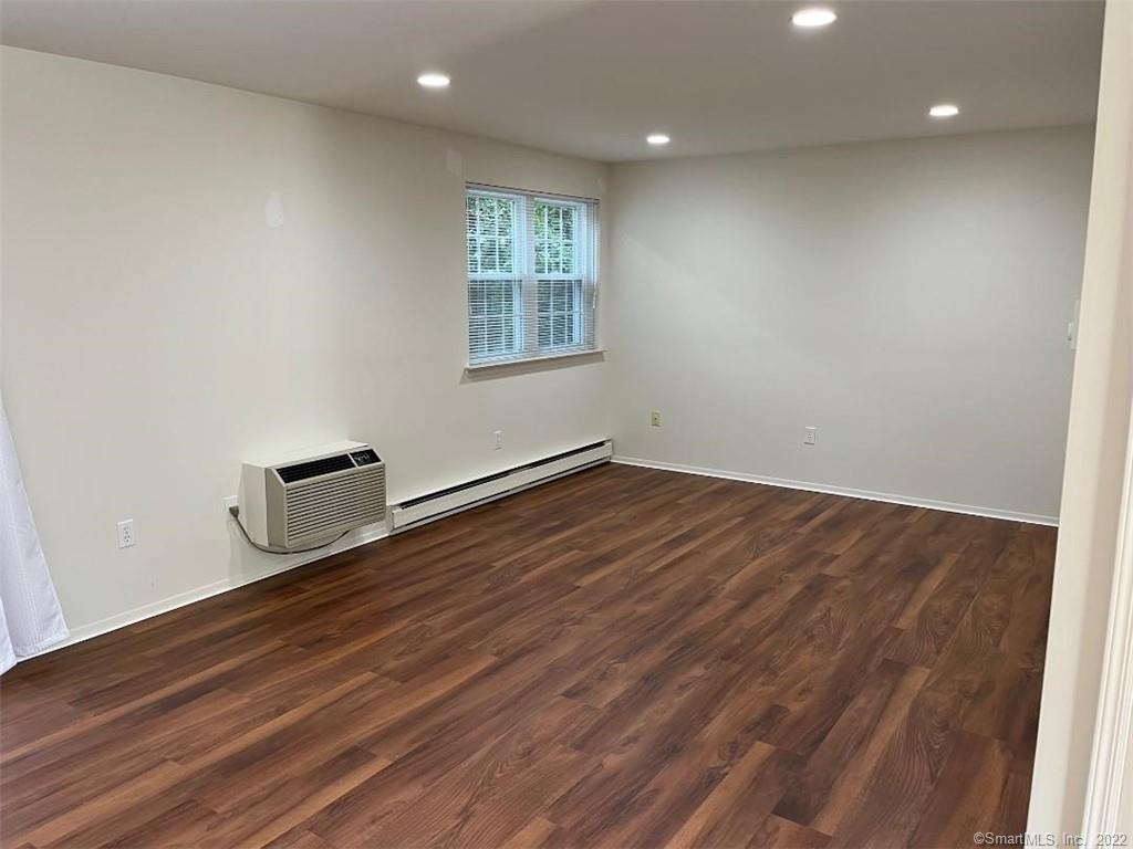 Stamford, Connecticut 06907, United States, 2 Bedrooms Bedrooms, ,2 BathroomsBathrooms,Residential,Pending,184021