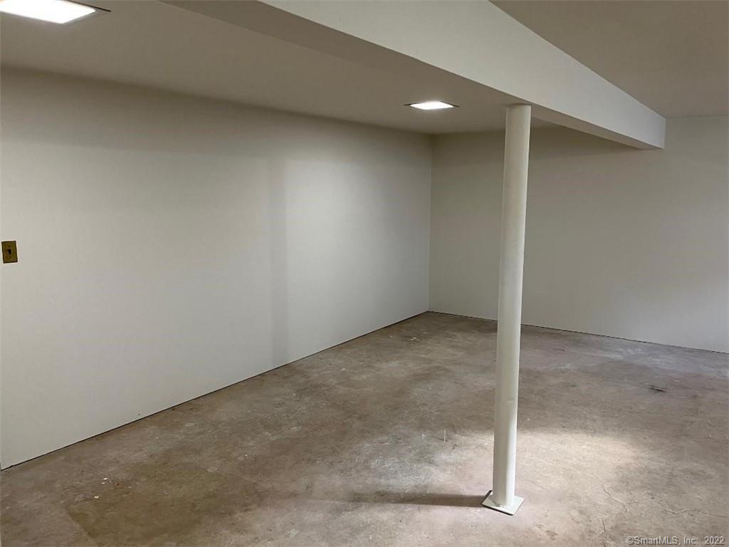 Stamford, Connecticut 06907, United States, 2 Bedrooms Bedrooms, ,2 BathroomsBathrooms,Residential,Pending,184021