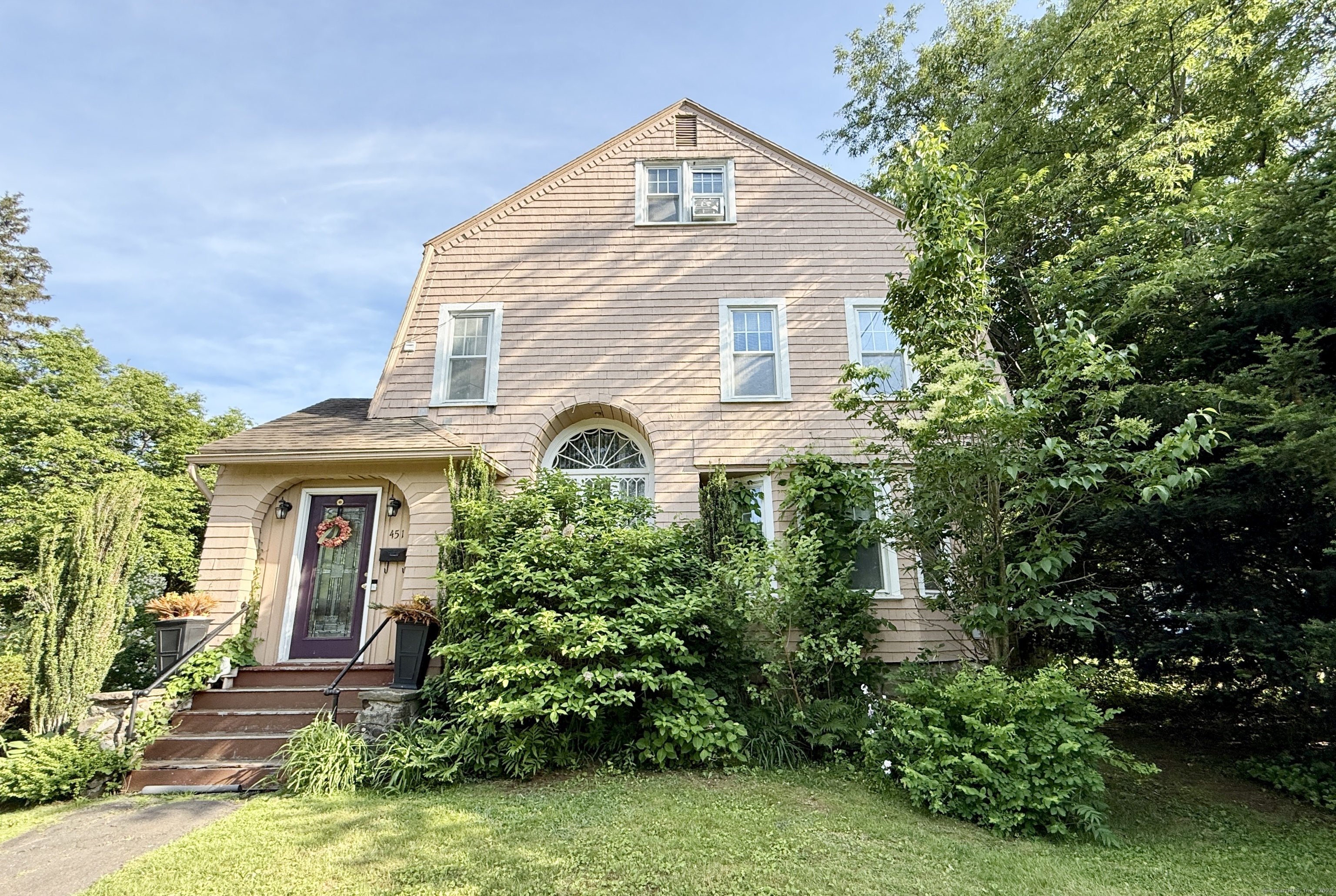 Robbins Avenue, Newington, Connecticut - 5 Bedrooms  
3 Bathrooms  
7 Rooms - 