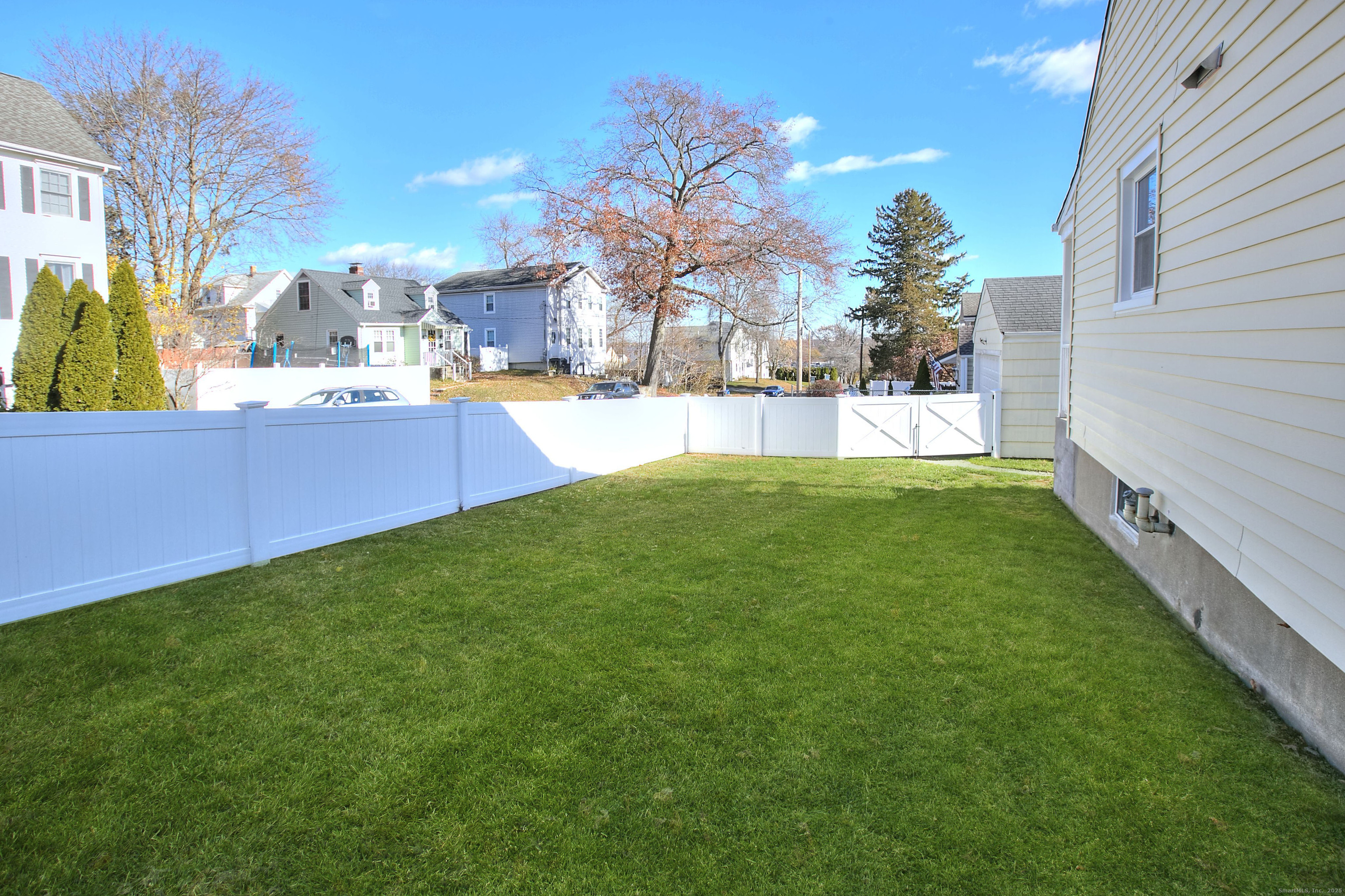 Fairfield, Connecticut 06825, United States, 4 Bedrooms Bedrooms, ,1 BathroomBathrooms,Residential,Active,248721