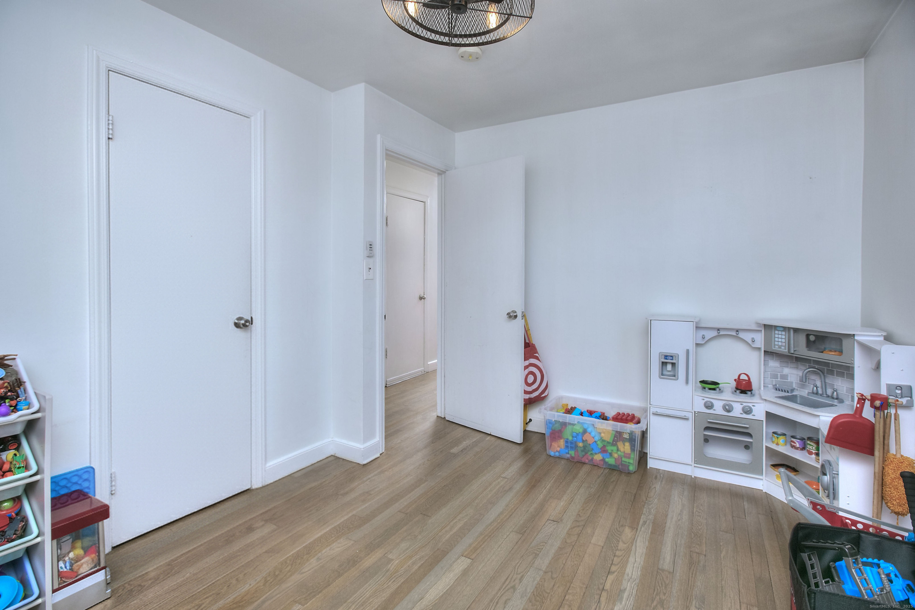 Fairfield, Connecticut 06825, United States, 4 Bedrooms Bedrooms, ,1 BathroomBathrooms,Residential,Active,248721