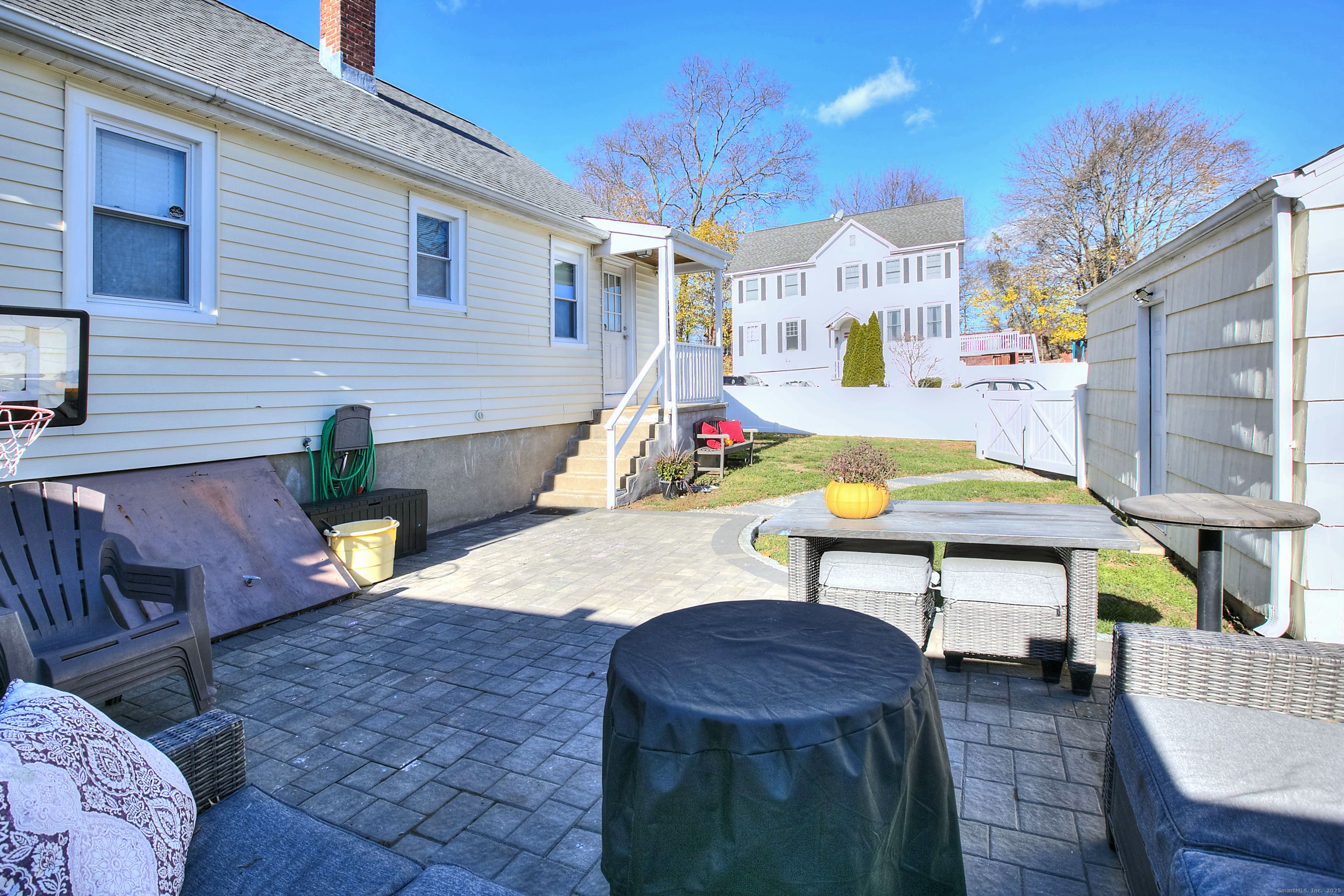 Fairfield, Connecticut 06825, United States, 4 Bedrooms Bedrooms, ,1 BathroomBathrooms,Residential,Active,248721