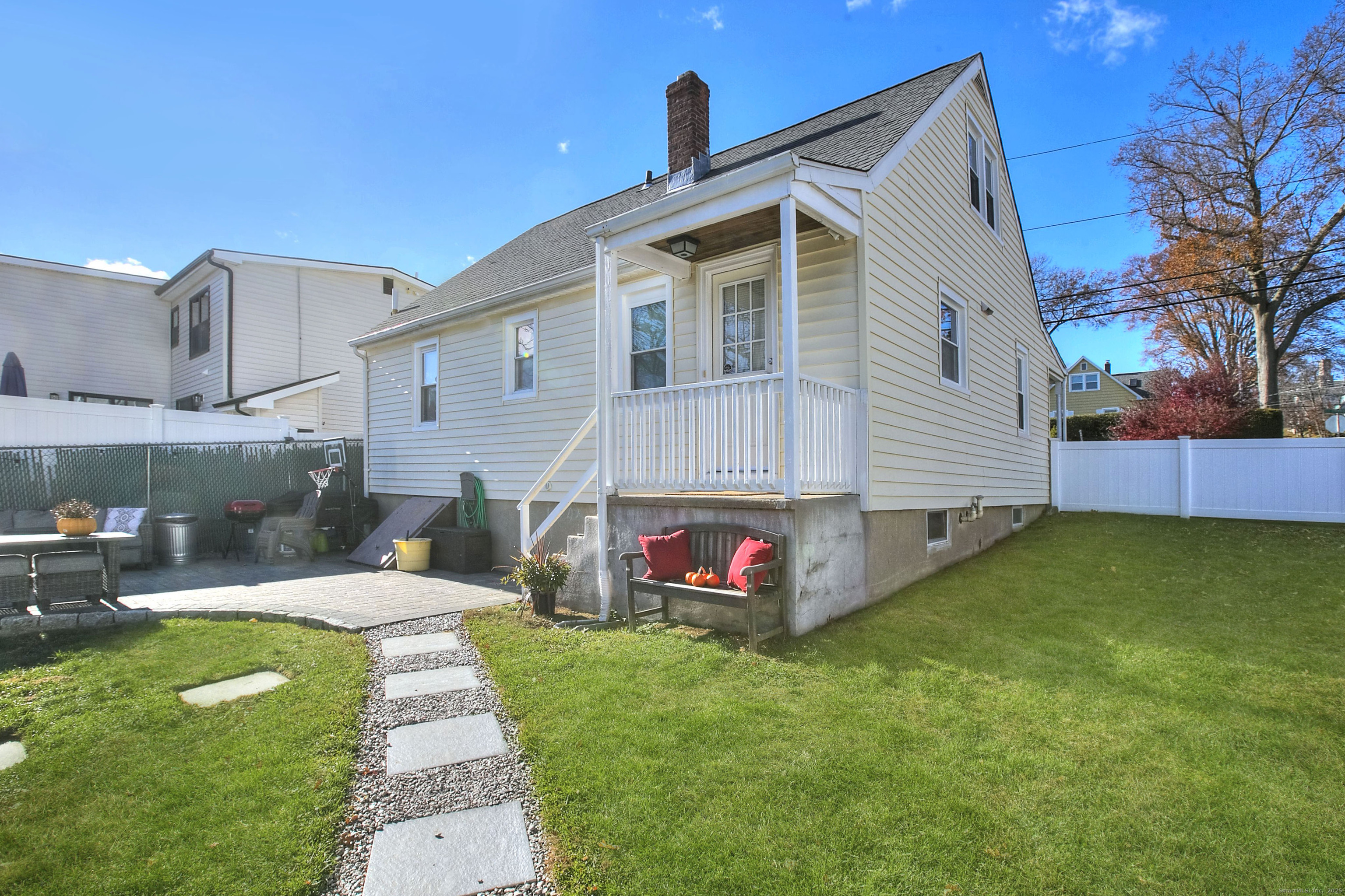 Fairfield, Connecticut 06825, United States, 4 Bedrooms Bedrooms, ,1 BathroomBathrooms,Residential,Active,248721